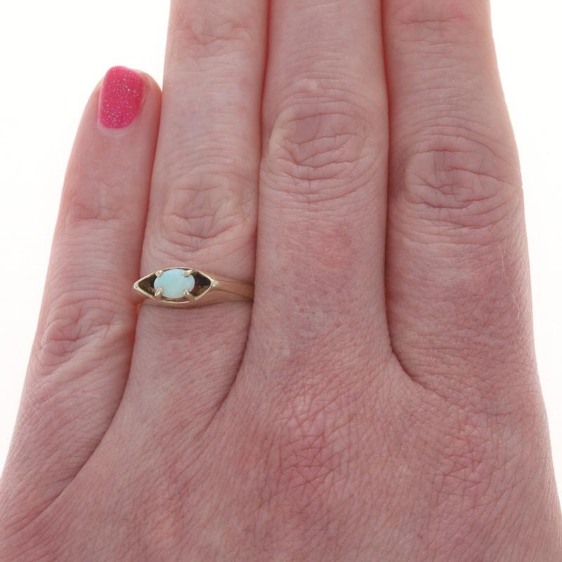 Talla: 6 1/4
Tasa de tallaje: 1 talla más por 30 $ o 1 talla menos por 30 $.

Contenido de metal: Oro amarillo de 10 quilates

Información sobre Stone

Ópalo australiano natural
Quilate(s) .28ct
Talla: Cabujón oval

Quilates totales: .28ct

Estilo: