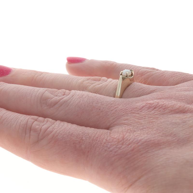 Anillo Solitario de Oro Amarillo con Ópalo Australiano 10k Cabujón Ovalado .28ct en Excelente estado para la venta en Greensboro, NC