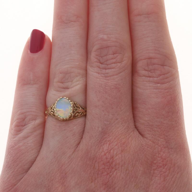 Gelbgold Australischer Opal Solitär Ring - 10k Oval Cabochon .80ct (Ovalschliff) im Angebot