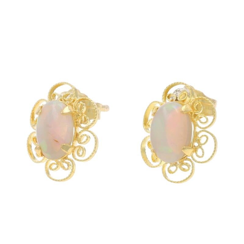 Taille ovale Boucles d'oreilles or jaune opale australienne - 14k Oval Cab .90ctw Floral Pierced en vente