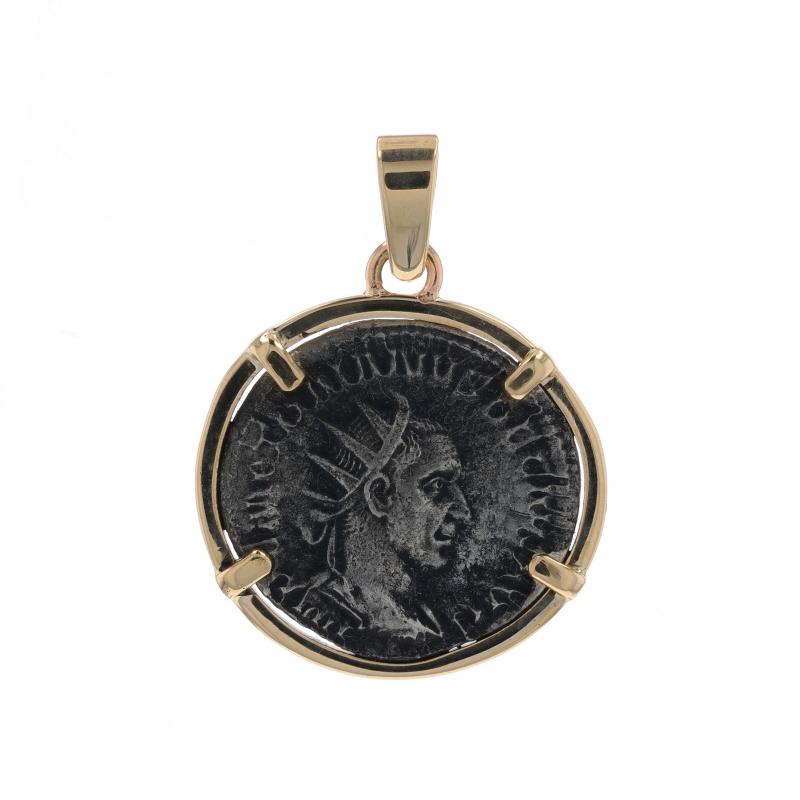 Metallgehalt: 14k Gelbgold (Anhänger) & Silber (Münze)

Merkmale: Authentische antike Münze in einer neuen Pendelhalterung

Messungen

Höhe (vom festen Bügel): 1 3/32