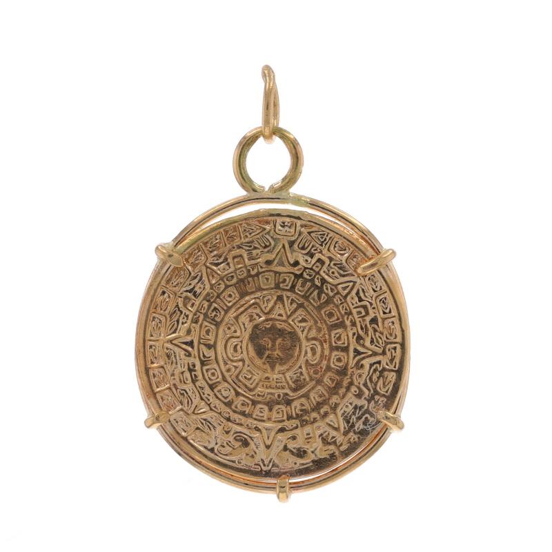 Metallgehalt: 14k Gelbgold

Thema: Aztekenkalender, Altes Mesoamerika
Merkmale: Geätzte Detaillierung

Messungen

Höhe (vom stationären Bügel): 29/32