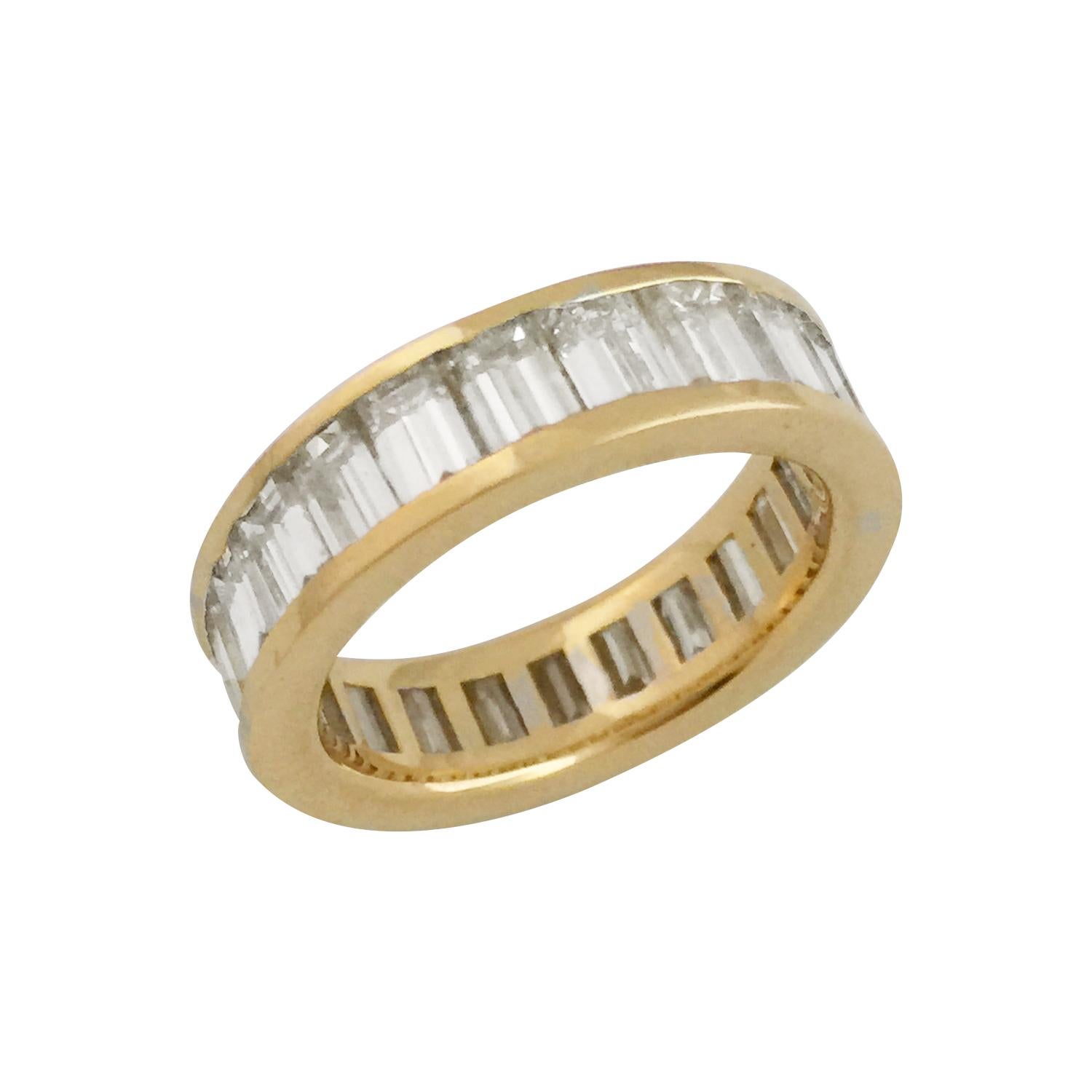 Yellow gold 750/000 baguette-cut diamond wedding ring.
22 baguette-cut diamonds.
Dimensions : 5 mm x 3 mm, about 6 carats total.
Quality : G/H - VS
Three stones are slightly chipped 
Ring size : 7
