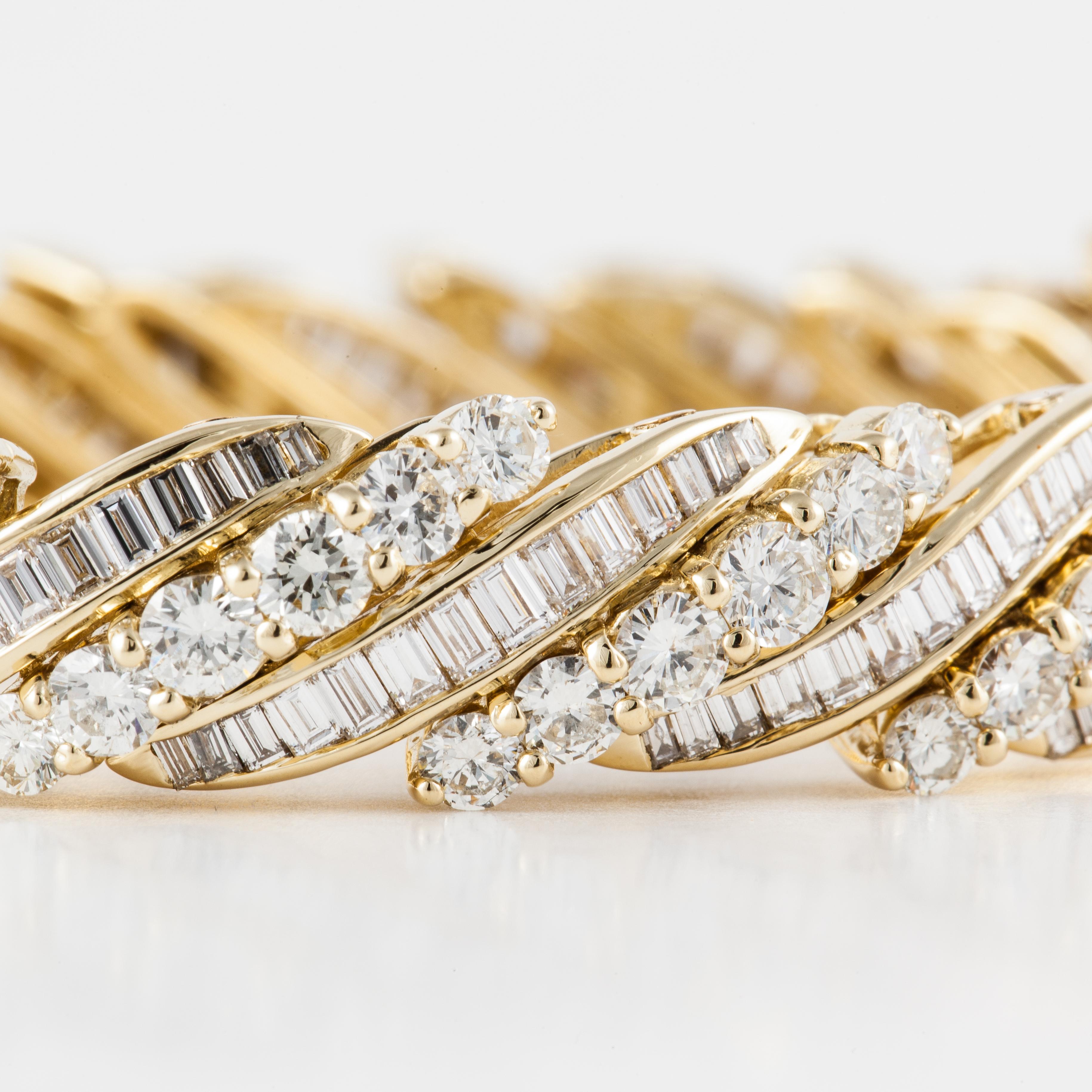Armband aus 18 Karat Gold mit Baguette- und runden Diamanten im Zustand „Gut“ im Angebot in Houston, TX