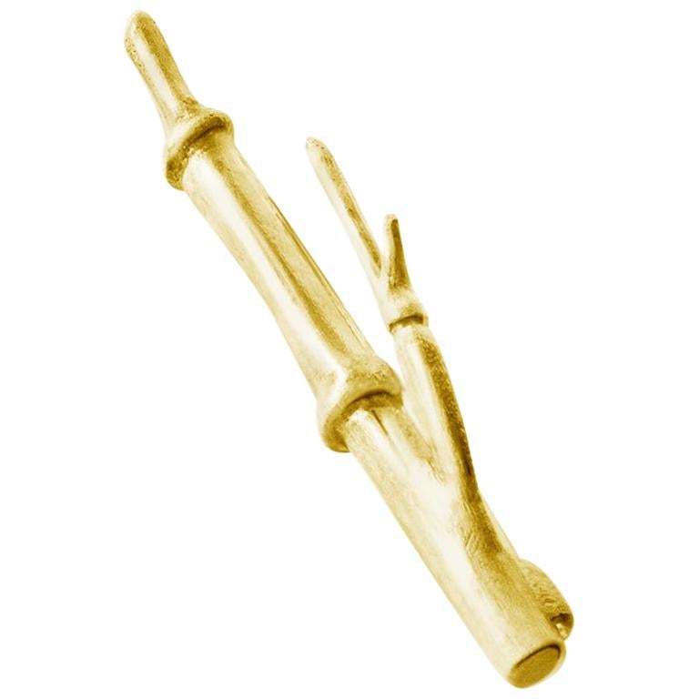 Broche en or jaune et bambou N2 de l'artiste présentée dans le magazine Vogue en vente