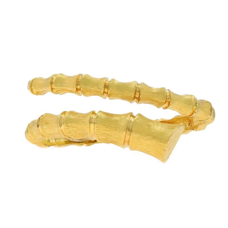 Contenu du métal : Or jaune 18k

Style : Bracelet Bypass
Type de fixation : Charnière (glisse sur le poignet)
Thème : Bambou, botanique
Caractéristiques : Détails texturés

Mesures
Circonférence intérieure : 6 1/4