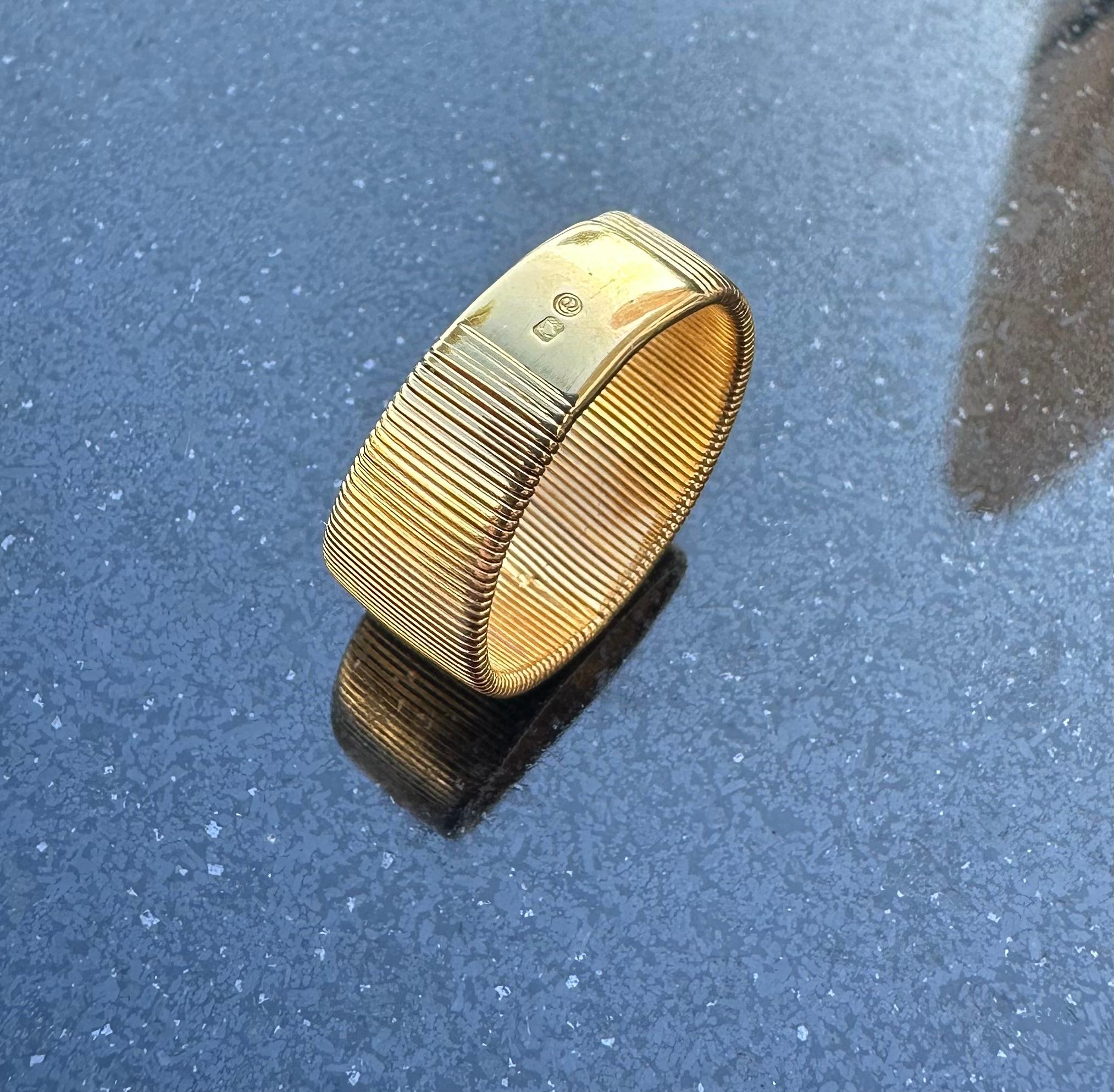 Yellow Gold Band Ring made by Rosior.
Weight in 19.2K Gold: 9.5 g.
Handmade in Portugal.
Stamped by the portuguese assay office as 19.2K Gold.
Stamped with Rosior hallmark.
Loyal to artisanal techniques, Rosior master craftsmen carefully curate each
