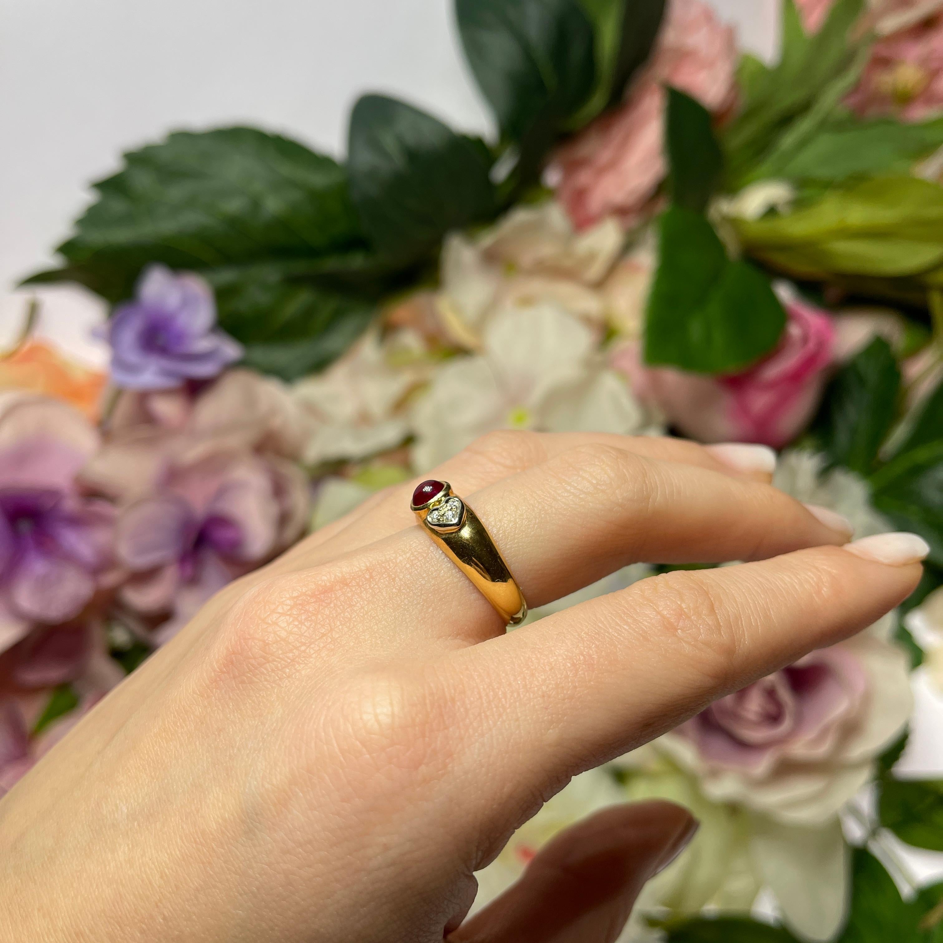 Anillo de Oro Amarillo con Rubí Cabujón y Corazones Pavé de Diamantes en venta 5