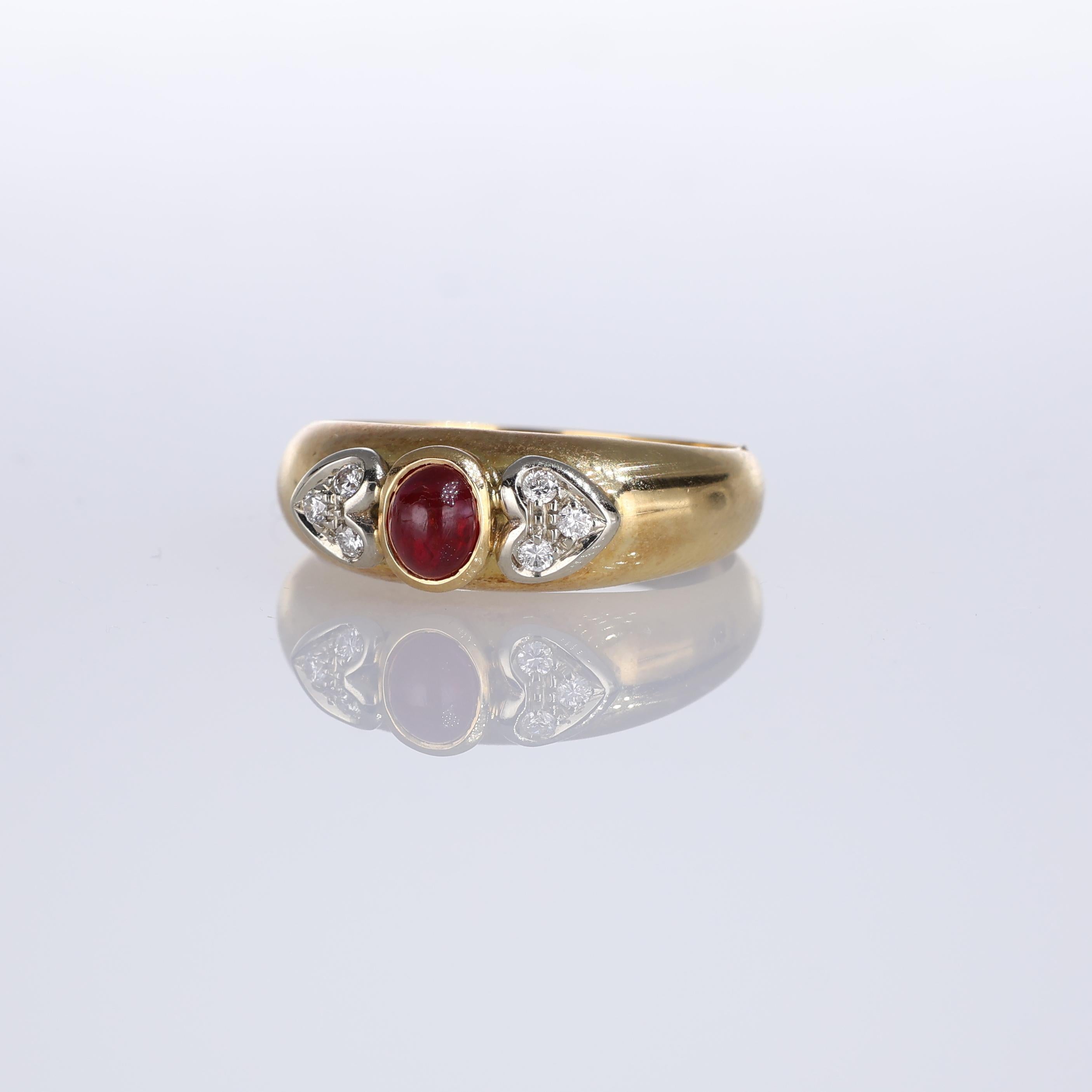 Anillo de Oro Amarillo con Rubí Cabujón y Corazones Pavé de Diamantes en Nuevo estado para la venta en Bergamo, BG