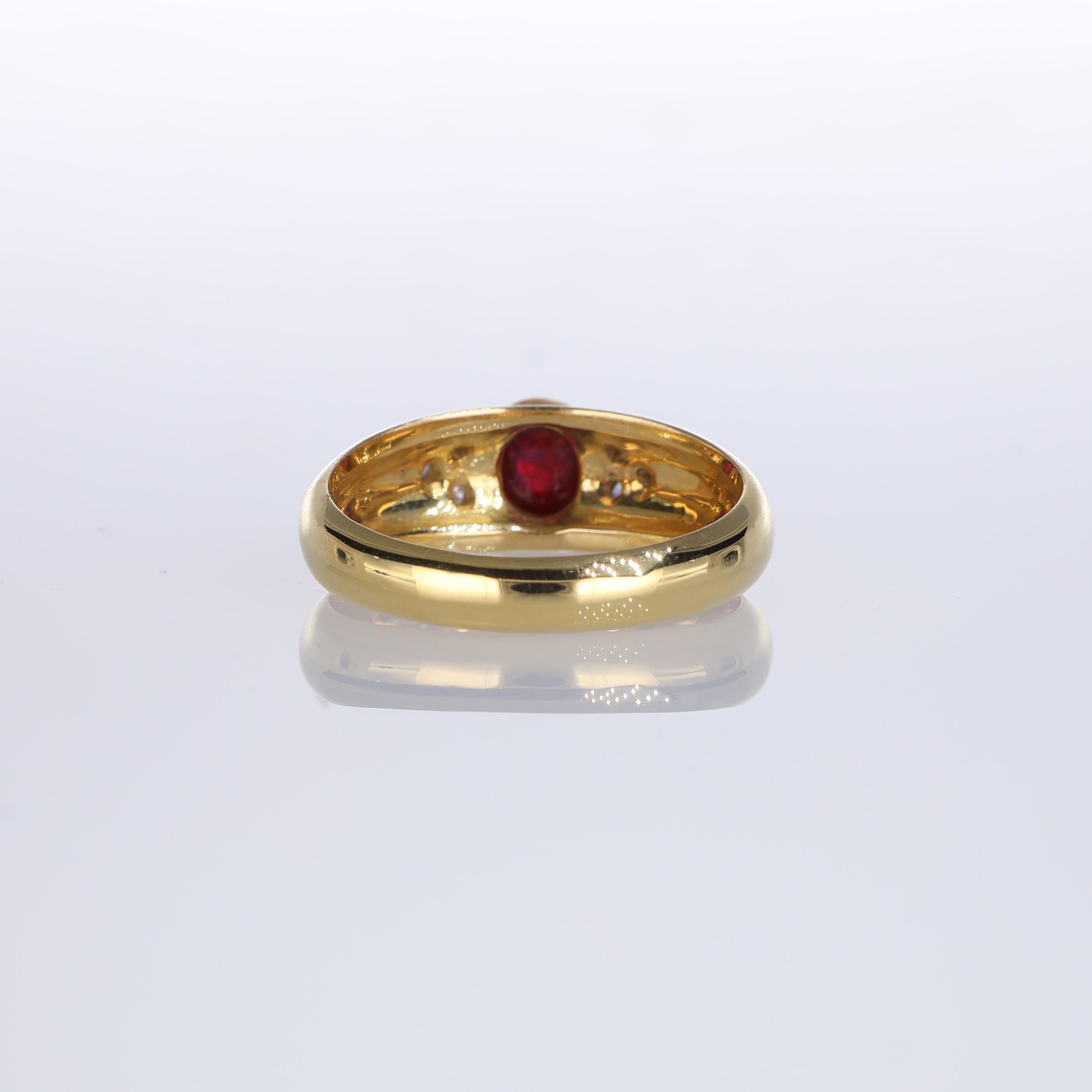 Femenino o masculino Anillo de Oro Amarillo con Rubí Cabujón y Corazones Pavé de Diamantes en venta