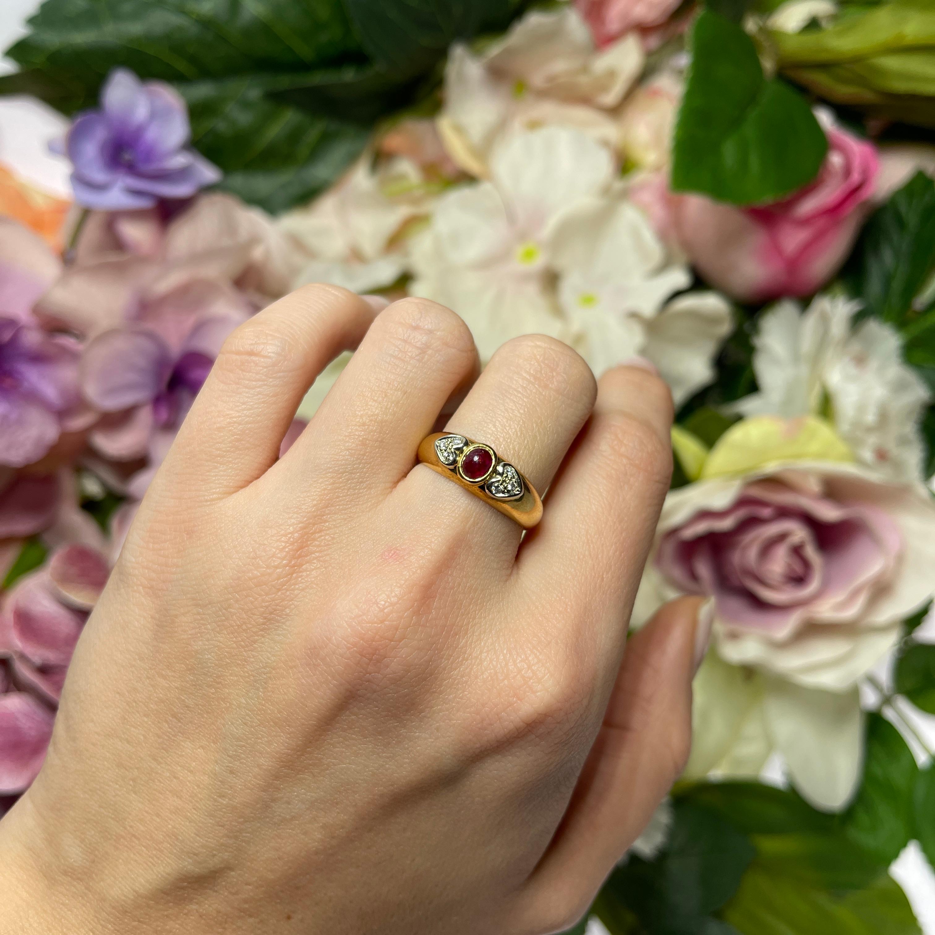 Anillo de Oro Amarillo con Rubí Cabujón y Corazones Pavé de Diamantes en venta 2