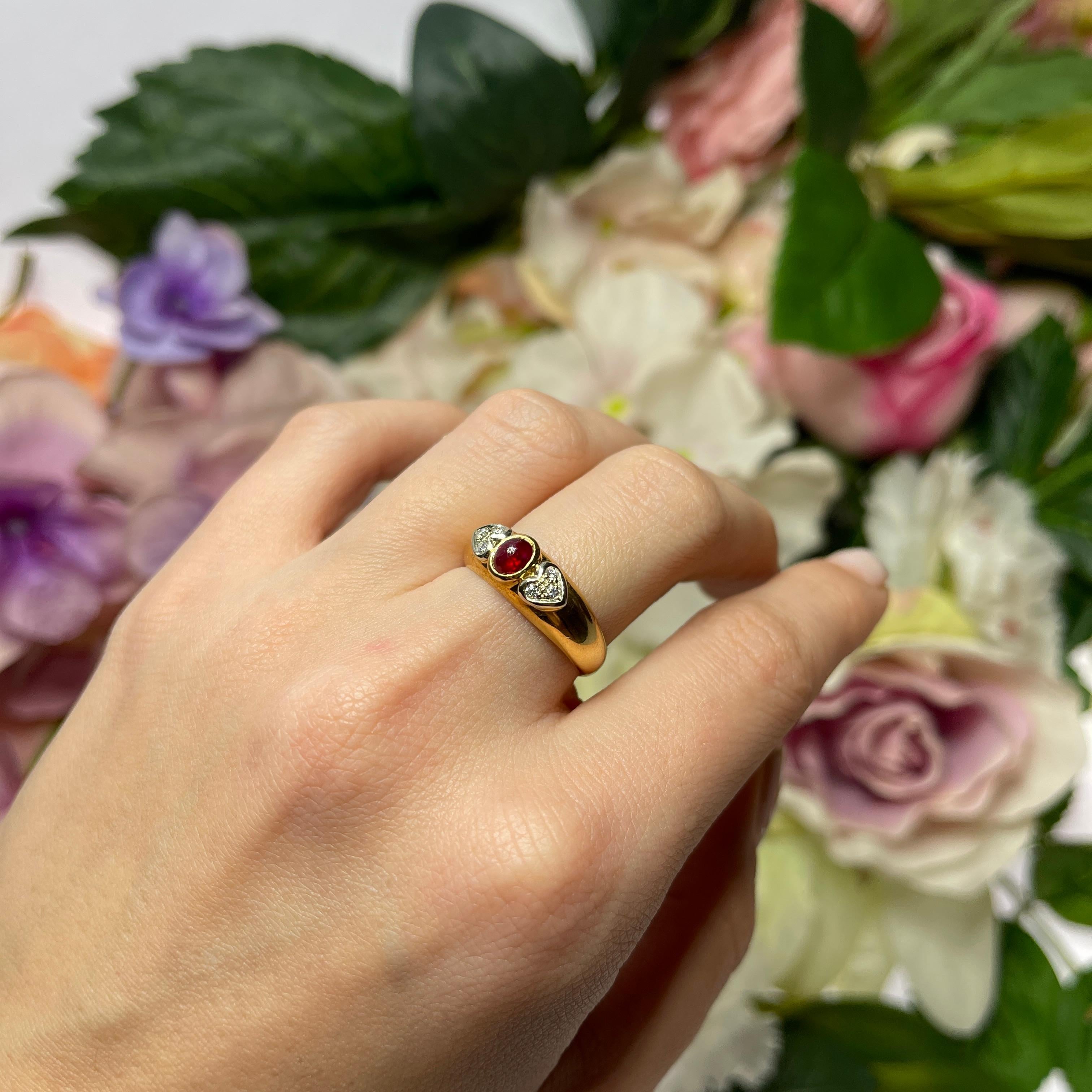 Anillo de Oro Amarillo con Rubí Cabujón y Corazones Pavé de Diamantes en venta 3