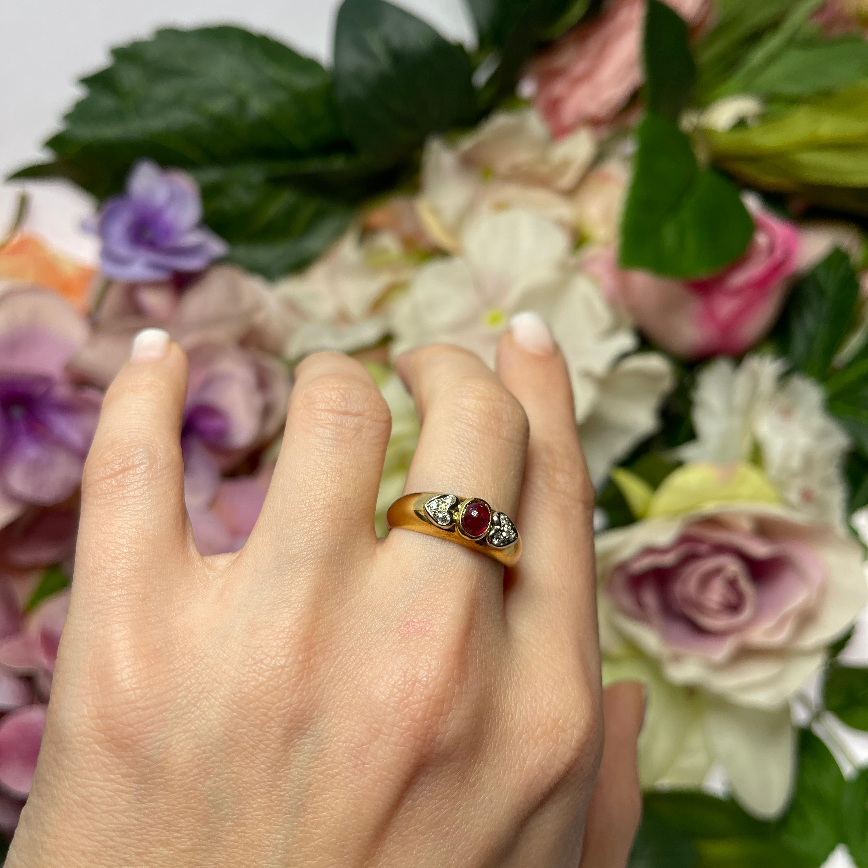 Anillo de Oro Amarillo con Rubí Cabujón y Corazones Pavé de Diamantes en venta 4