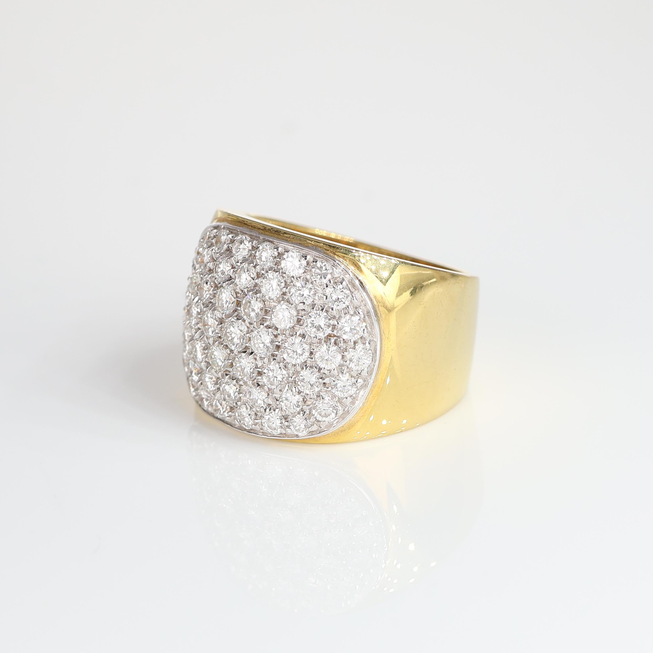 Brilliant Cut Yellow Gold Band Vintage Ring with Oval Pavé Diamonds 1.60 Carats For Sale