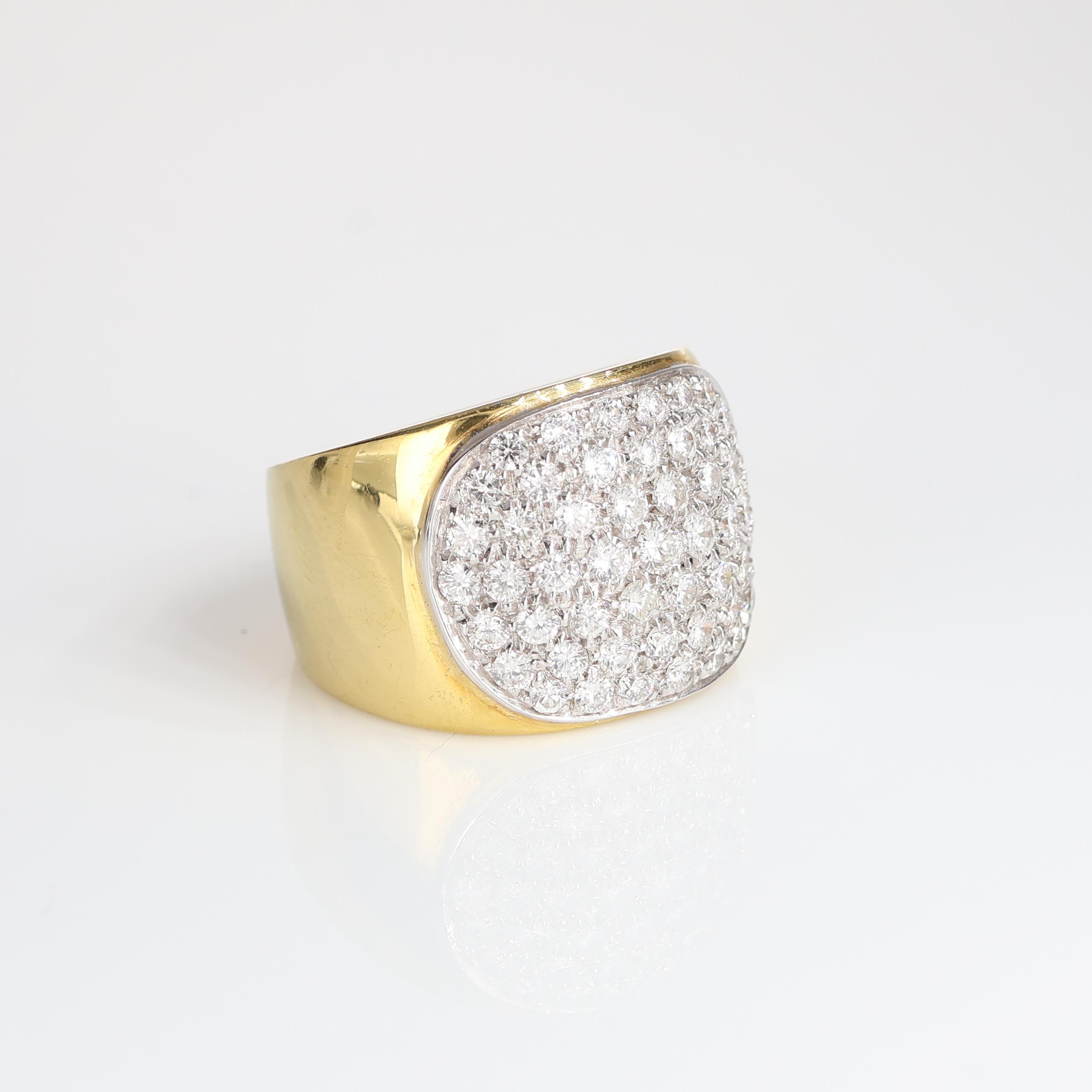 Yellow Gold Band Vintage Ring with Oval Pavé Diamonds 1.60 Carats In New Condition For Sale In Bergamo, BG
