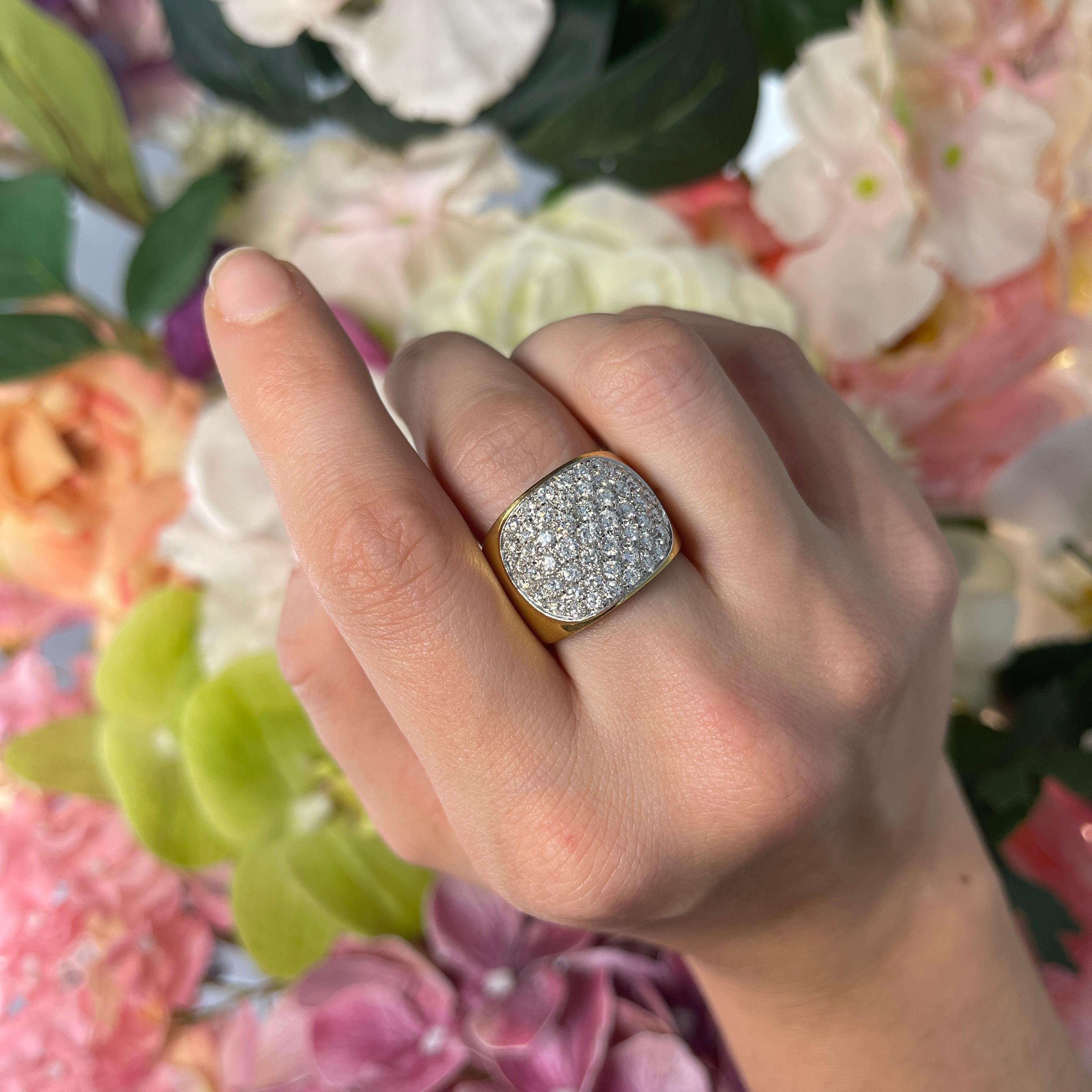 Yellow Gold Band Vintage Ring with Oval Pavé Diamonds 1.60 Carats For Sale 2