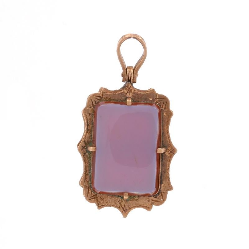 Époque : Victorien
Date : années 1880 - années 1890

Contenu du métal : Or jaune 10k

Informations sur les pierres
Agate rubanée naturelle

Informations sur les matériaux
Cheveux tissés
Couleur : Auburn

Style : Médaillon de deuil
Thème : Memento