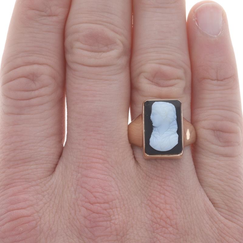 Mixed Cut Yellow Gold Banded Agate Vintage Men's Ring 10k Carved Cameo Figural Silhouette For Sale