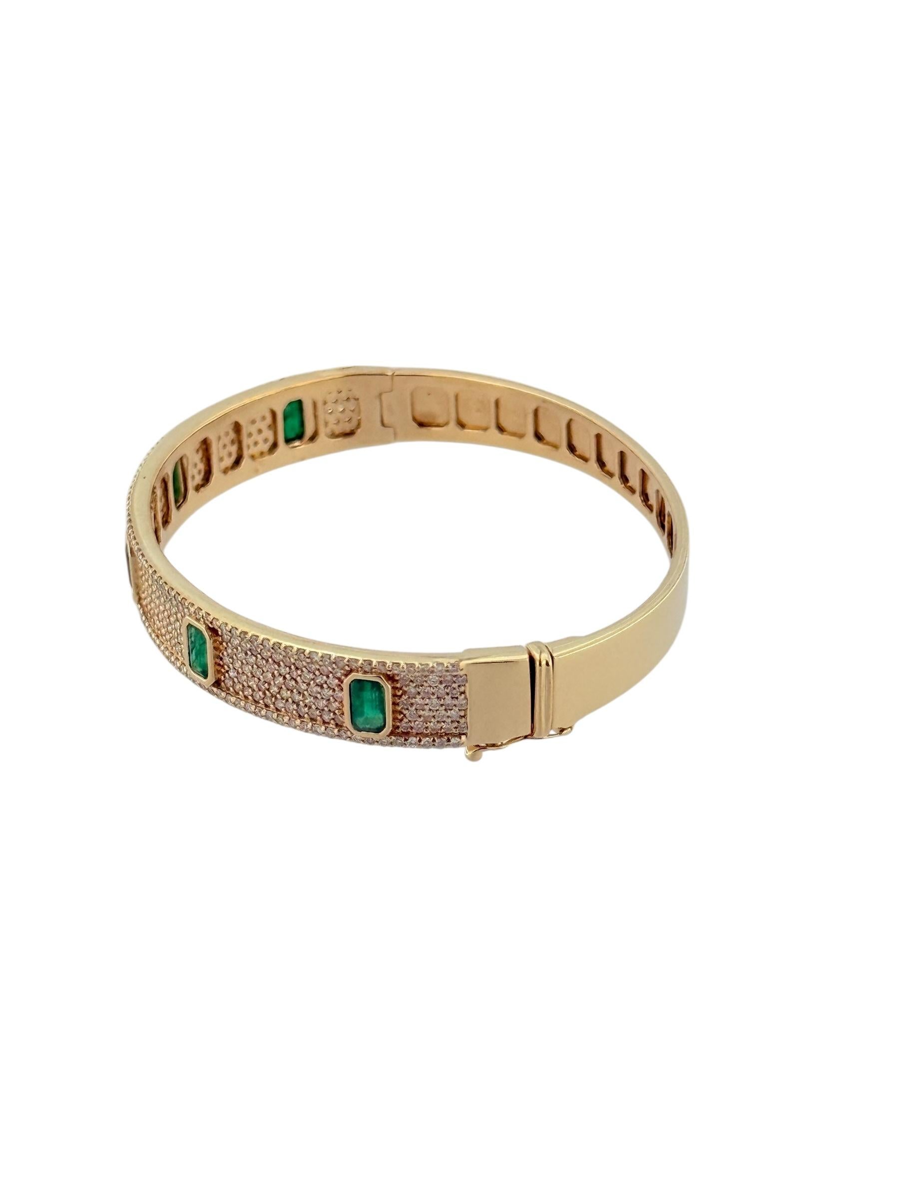 Taille mixte Bracelet en or jaune avec diamants et émeraudes en vente