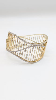 Armspange aus Gelbgold mit 3,57 Karat Diamanten im natürlichen Brillantschliff