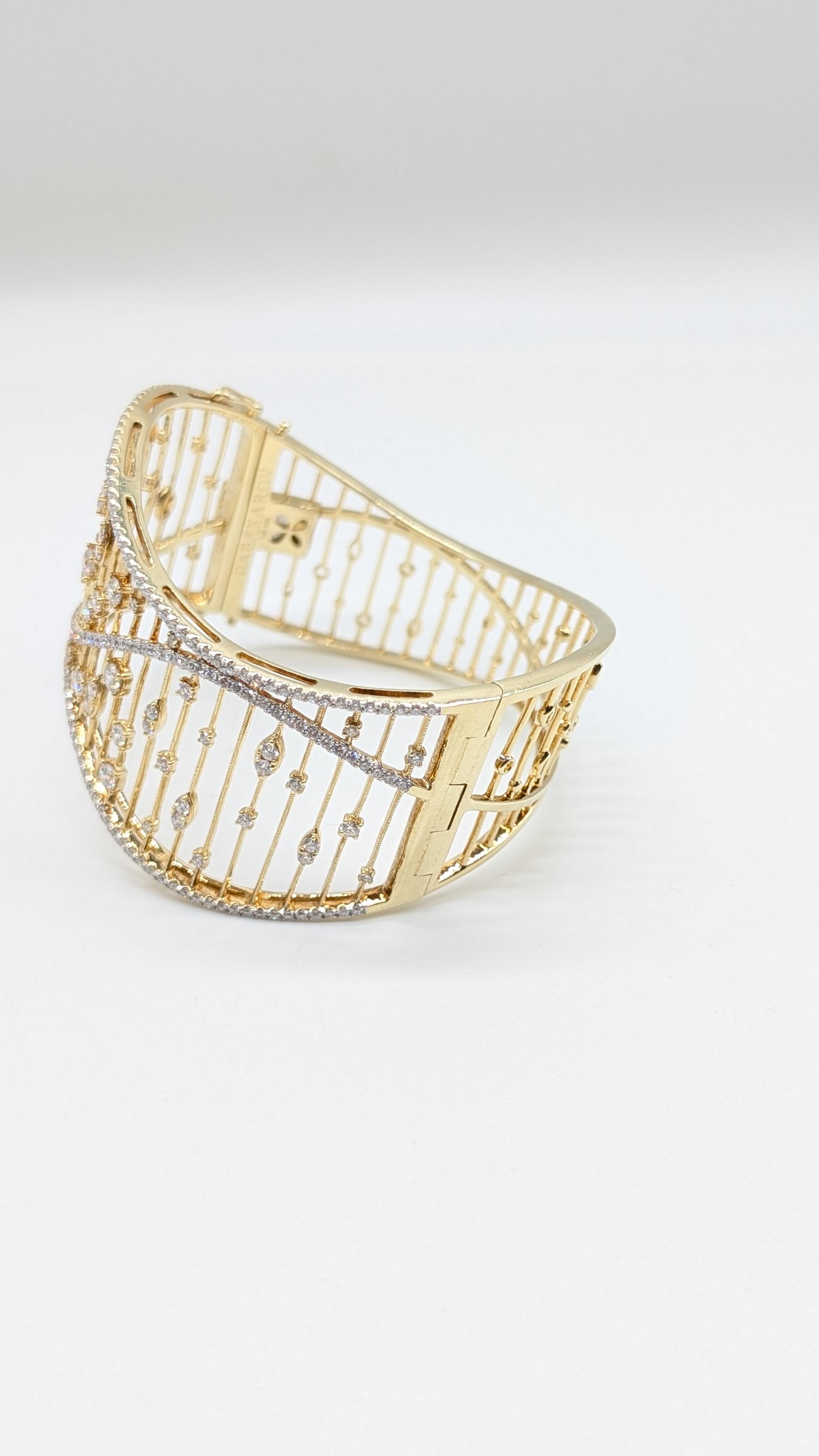 Round Cut Yellow Gold Bangle Cuff with 3.57cts in Natural Round Brilliant Cut Diamonds For Sale