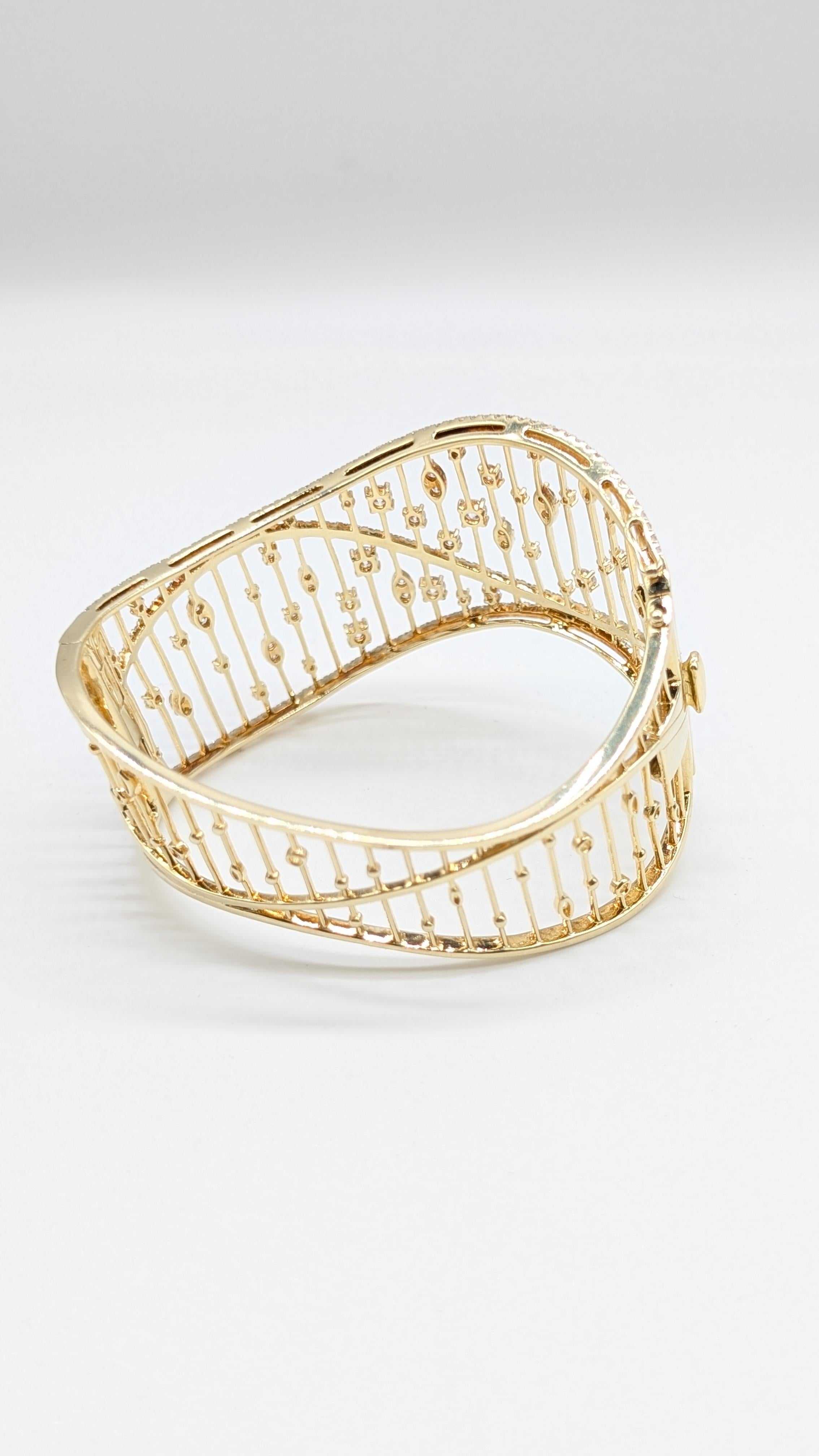 Yellow Gold Bangle Cuff with 3.57cts in Natural Round Brilliant Cut Diamonds In New Condition For Sale In New York, US