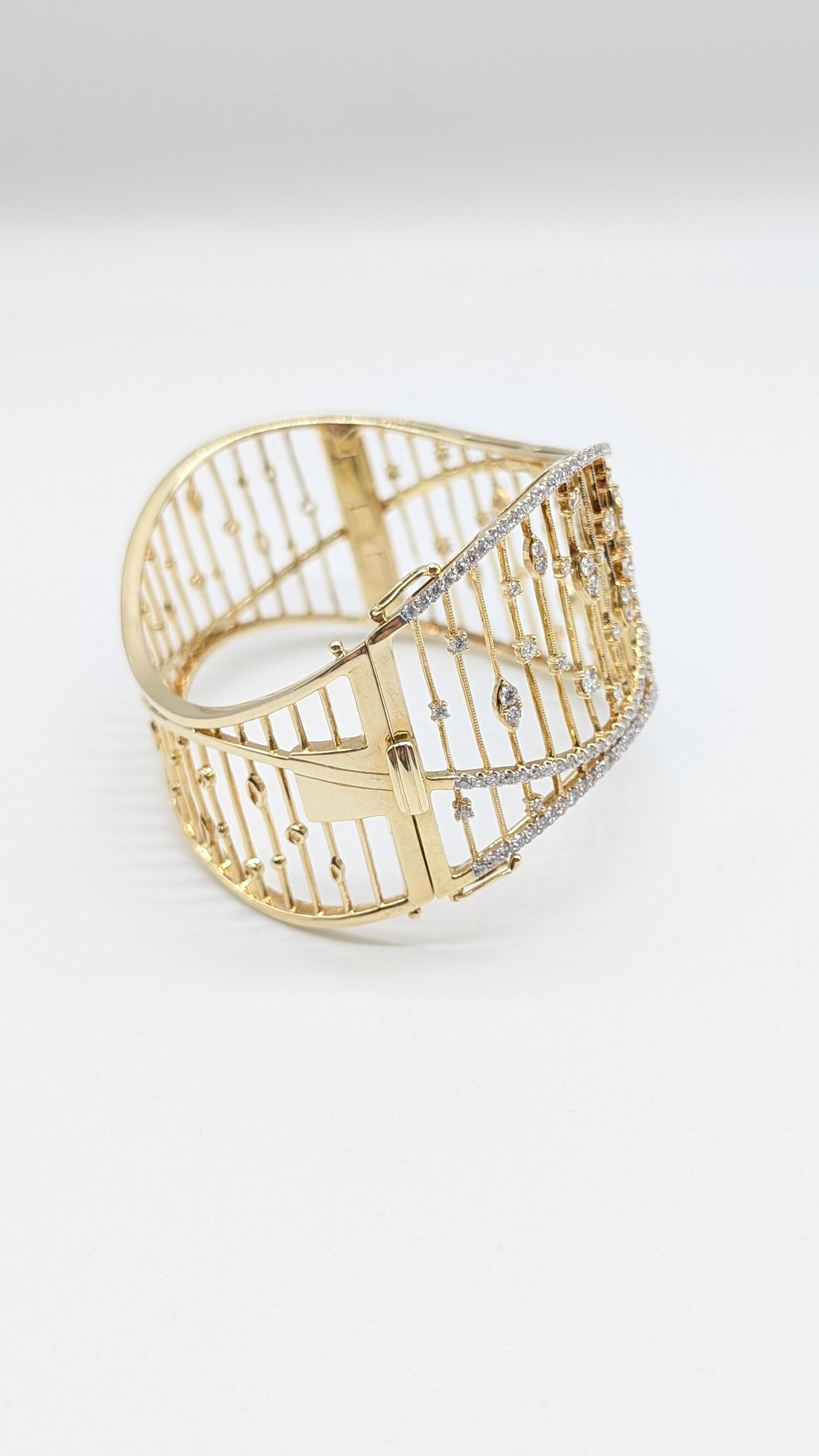 Women's Yellow Gold Bangle Cuff with 3.57cts in Natural Round Brilliant Cut Diamonds For Sale