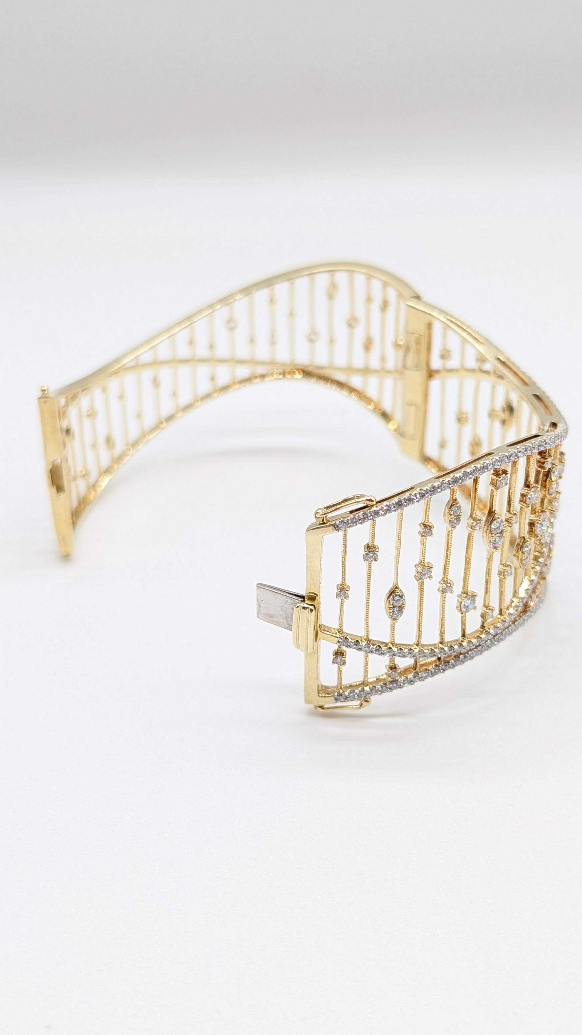 Yellow Gold Bangle Cuff with 3.57cts in Natural Round Brilliant Cut Diamonds For Sale 1