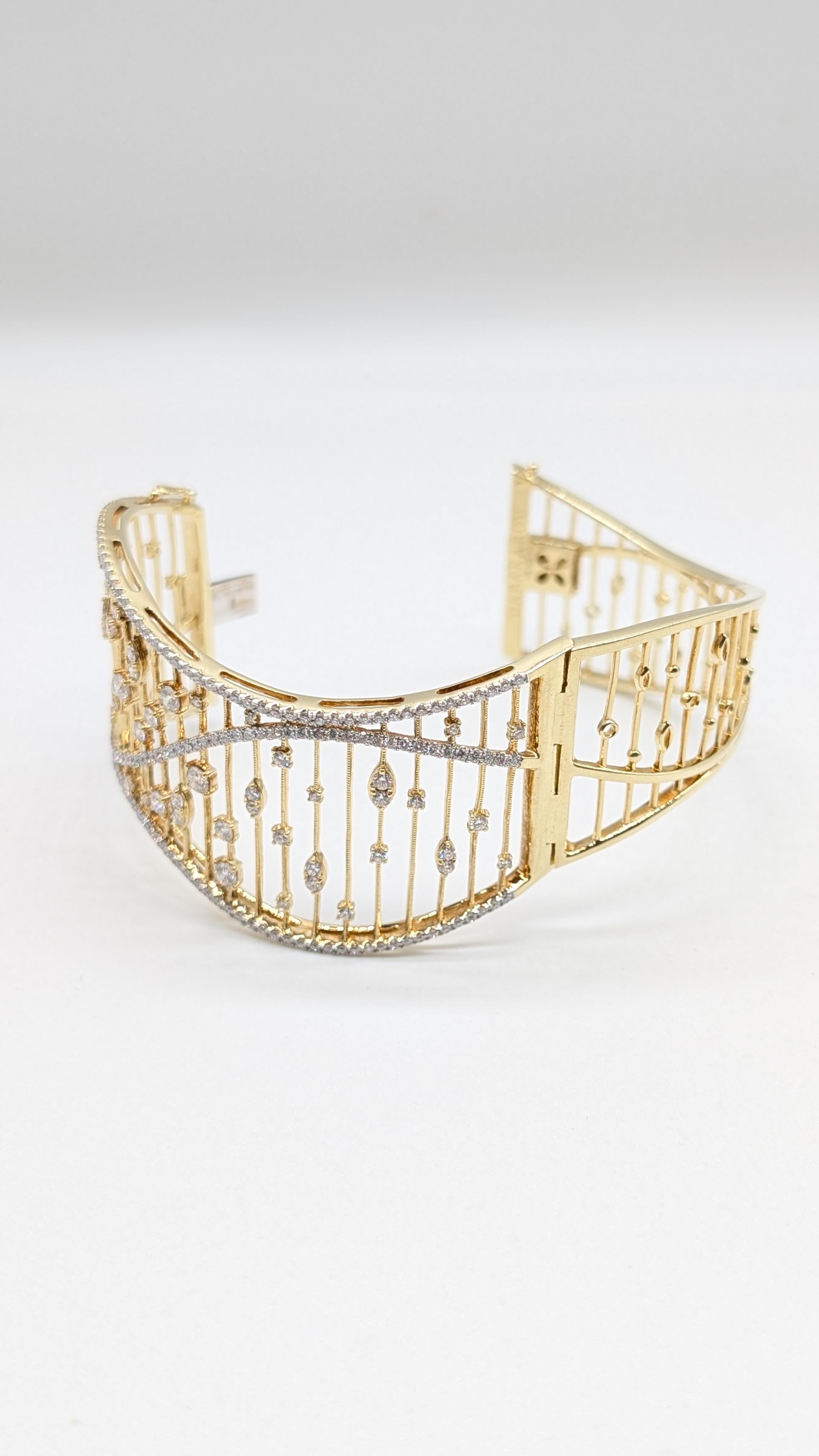 Yellow Gold Bangle Cuff with 3.57cts in Natural Round Brilliant Cut Diamonds For Sale 2