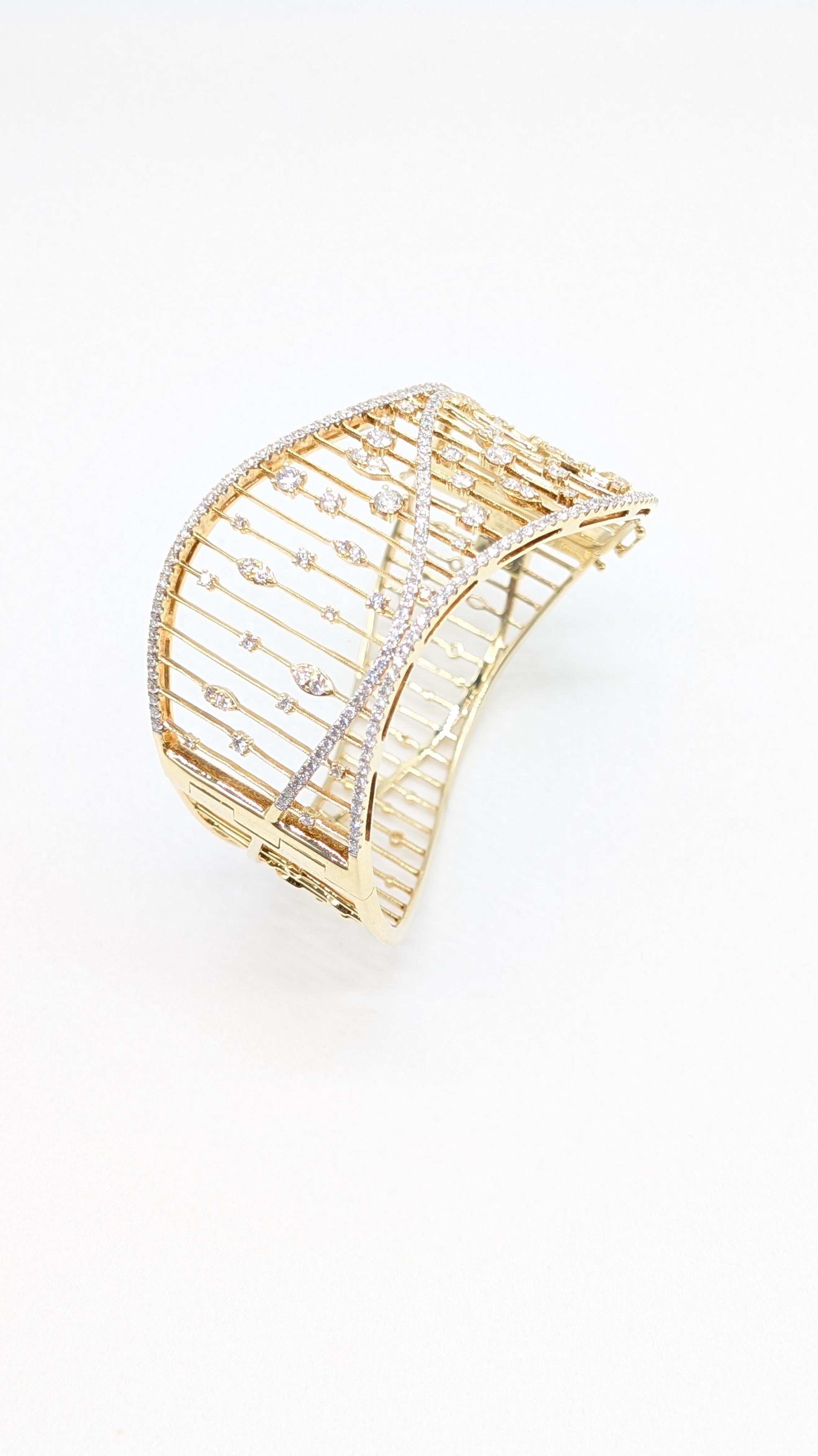 Yellow Gold Bangle Cuff with 3.57cts in Natural Round Brilliant Cut Diamonds For Sale 3