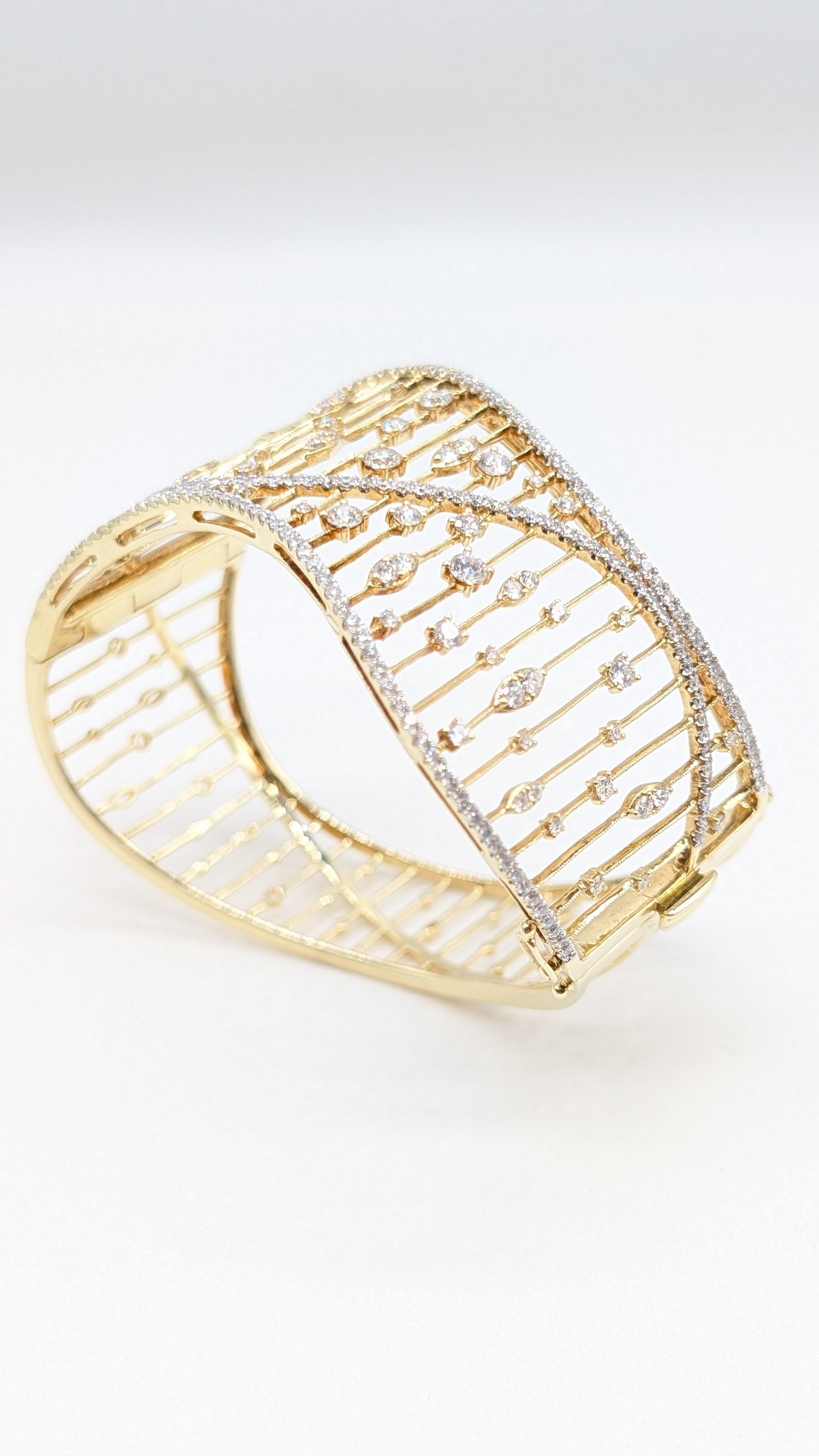 Yellow Gold Bangle Cuff with 3.57cts in Natural Round Brilliant Cut Diamonds For Sale 4
