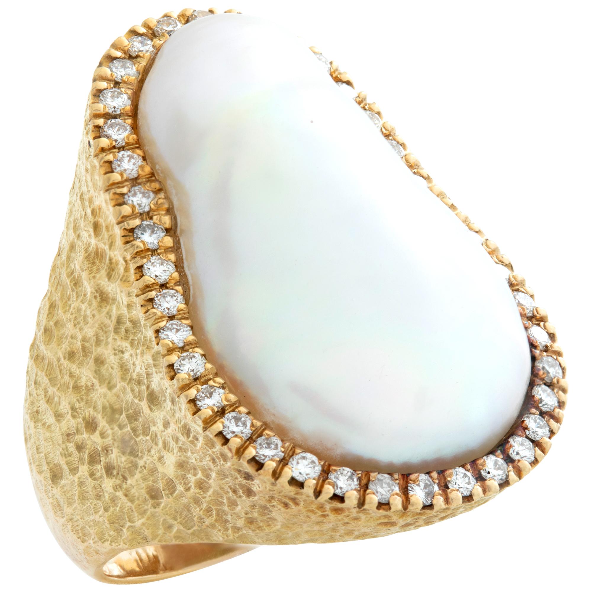 Yellow gold Baroque Mabe pearl & diamonds ring In Excellent Condition For Sale In Surfside, FL