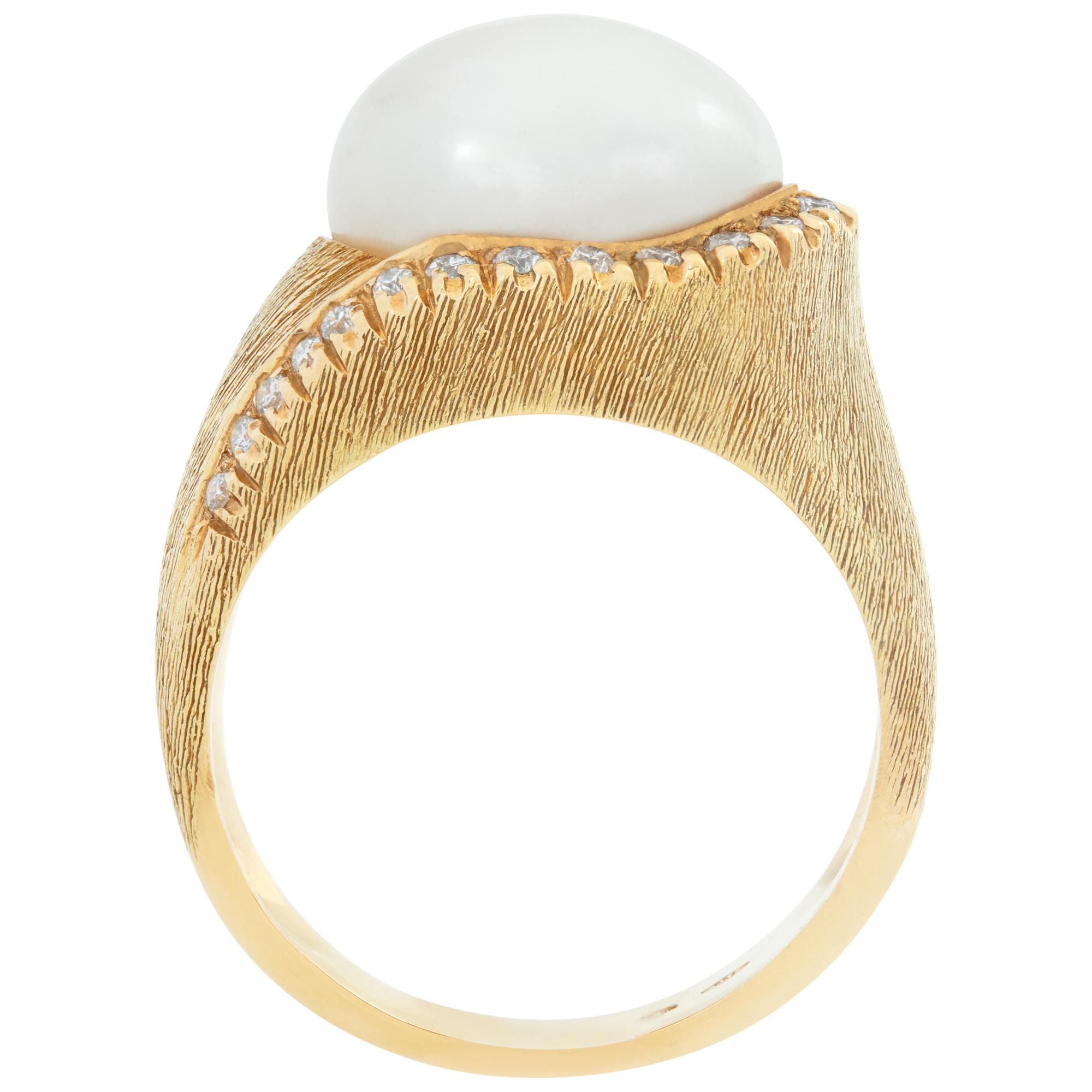 Yellow gold Baroque pearl & diamonds ring w/ round brilliant cut diamonds In Excellent Condition For Sale In Surfside, FL