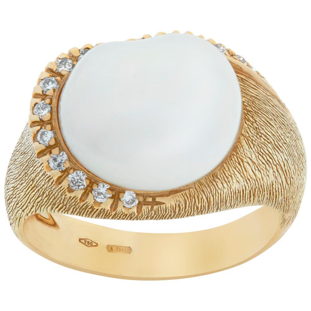 Yellow gold Baroque pearl & diamonds ring w/ round brilliant cut diamonds For Sale