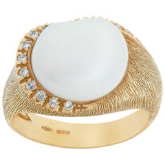 Yellow gold Baroque pearl & diamonds ring w/ round brilliant cut diamonds