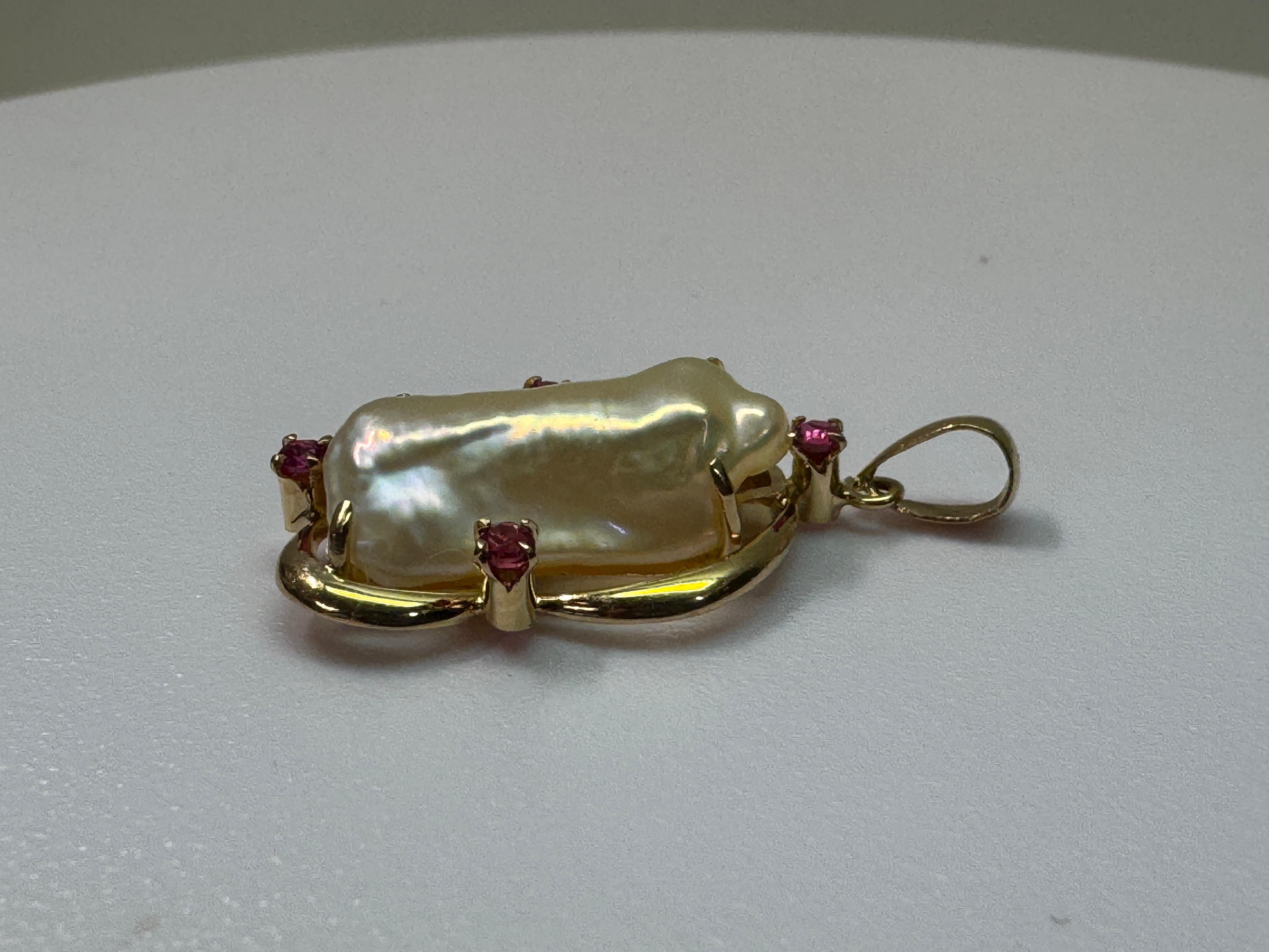 Pendentif baroque en or jaune avec perles et rubis Bon état - En vente à Palm Desert, CA
