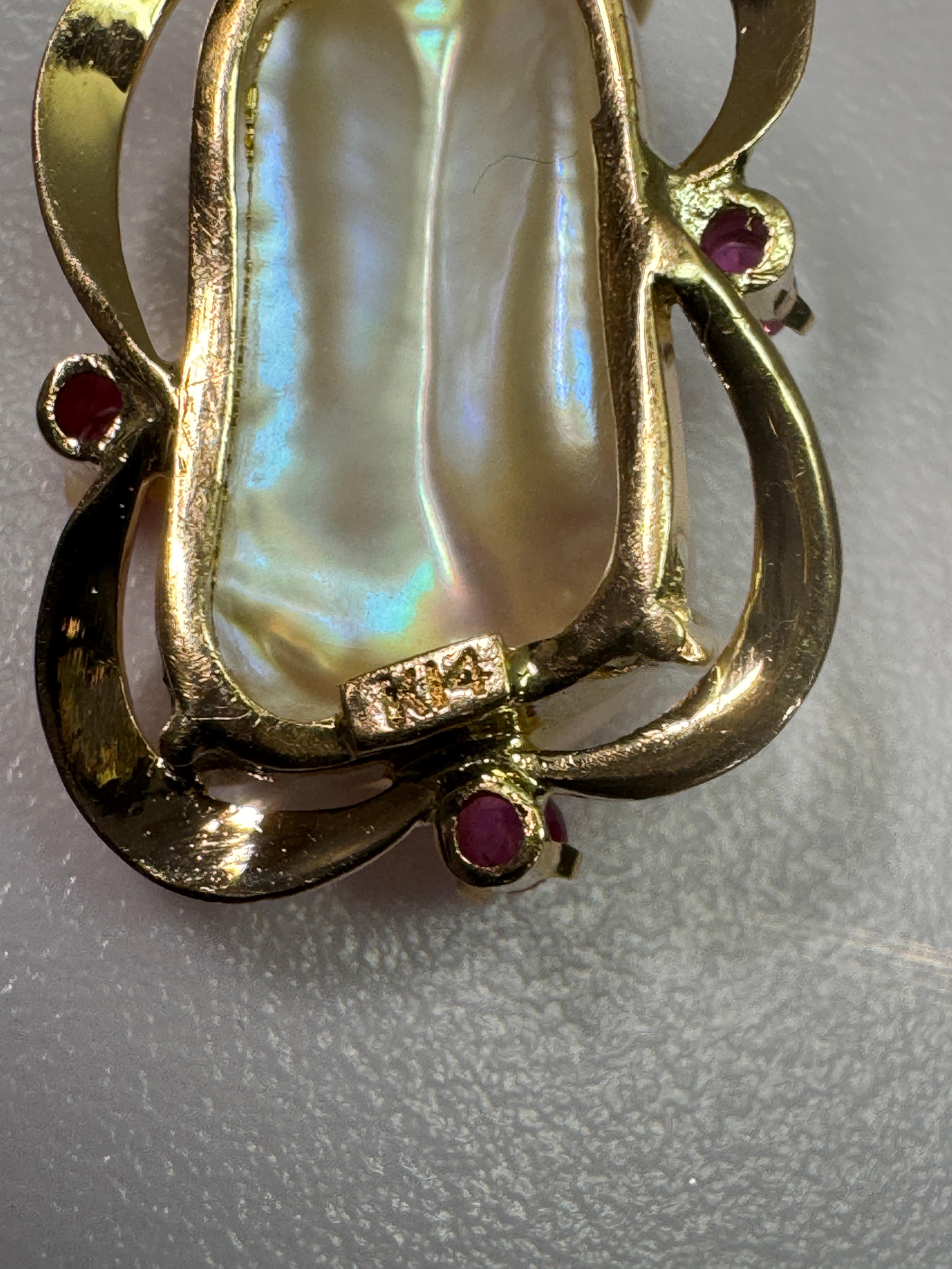 Pendentif baroque en or jaune avec perles et rubis Unisexe en vente