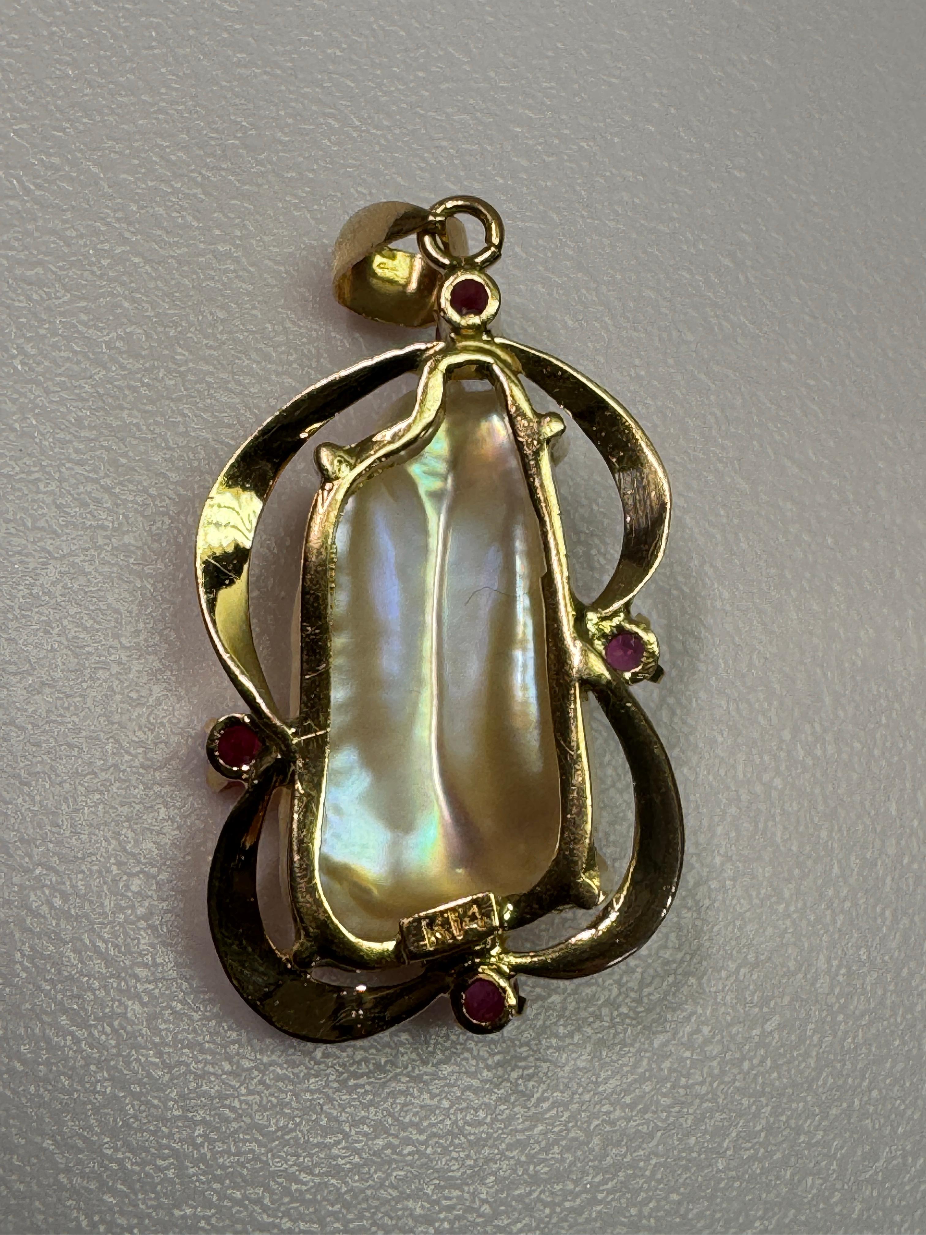 Pendentif baroque en or jaune avec perles et rubis en vente 1