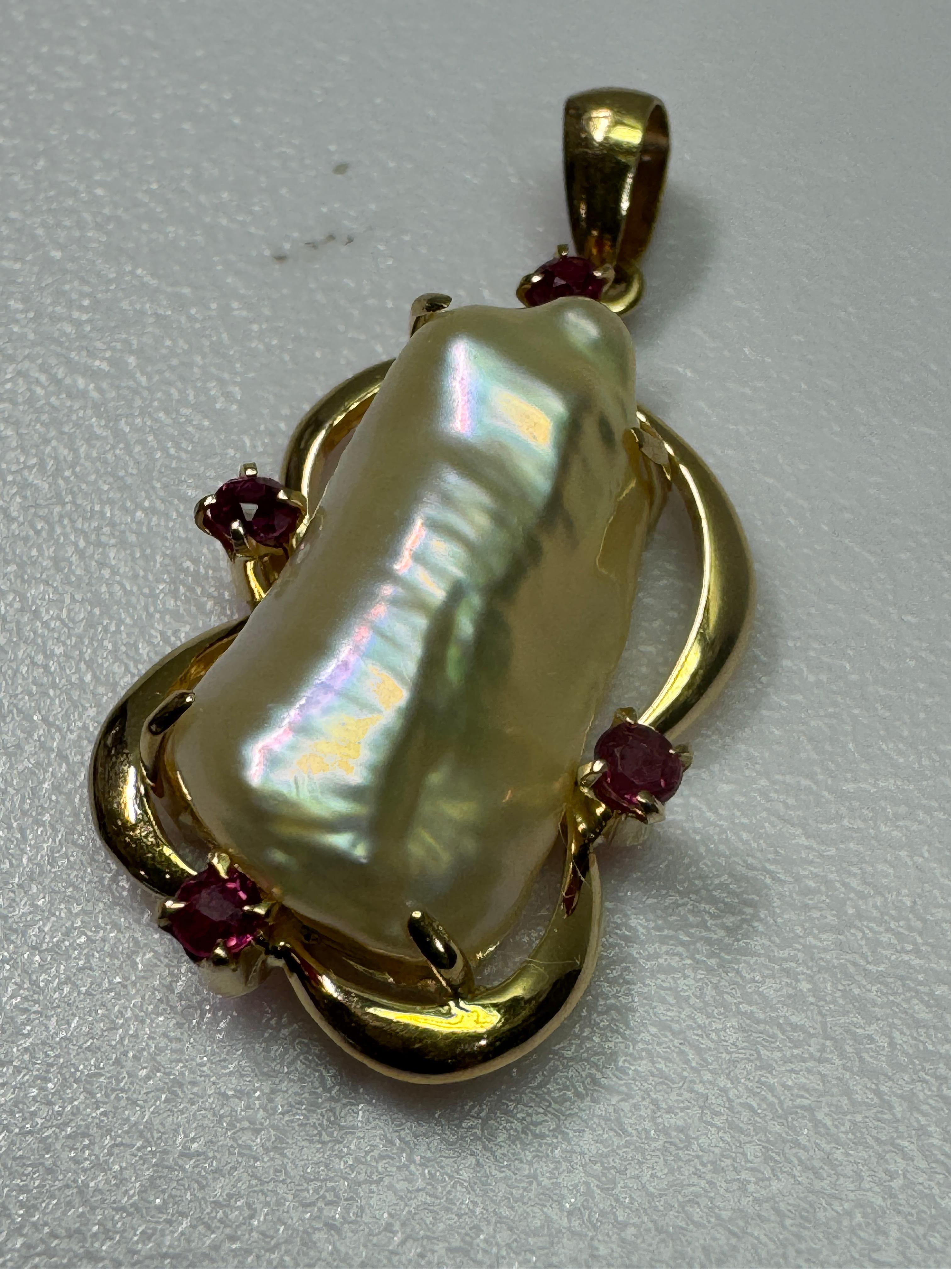 Pendentif baroque en or jaune avec perles et rubis en vente 2