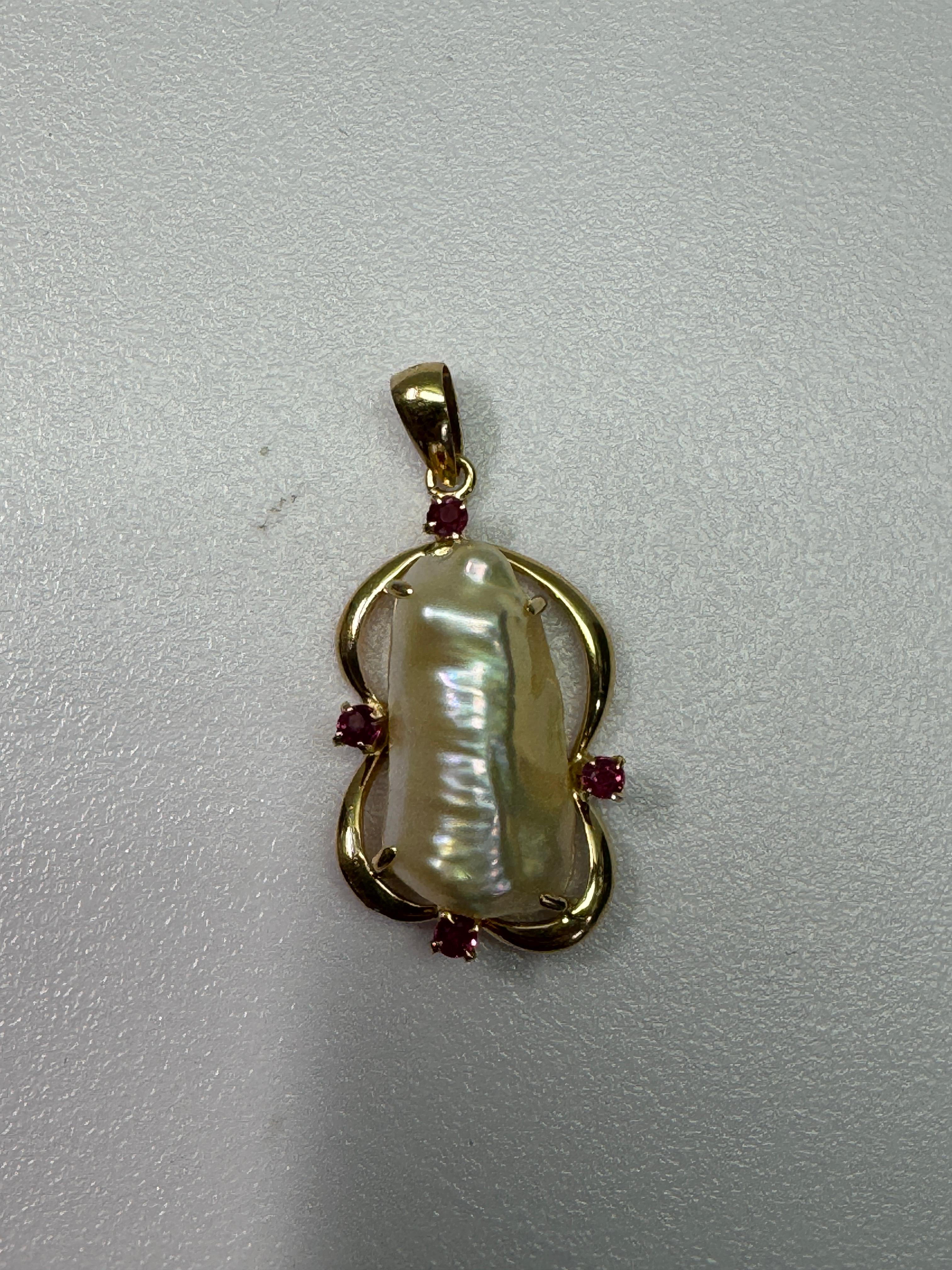 Pendentif baroque en or jaune avec perles et rubis en vente 3
