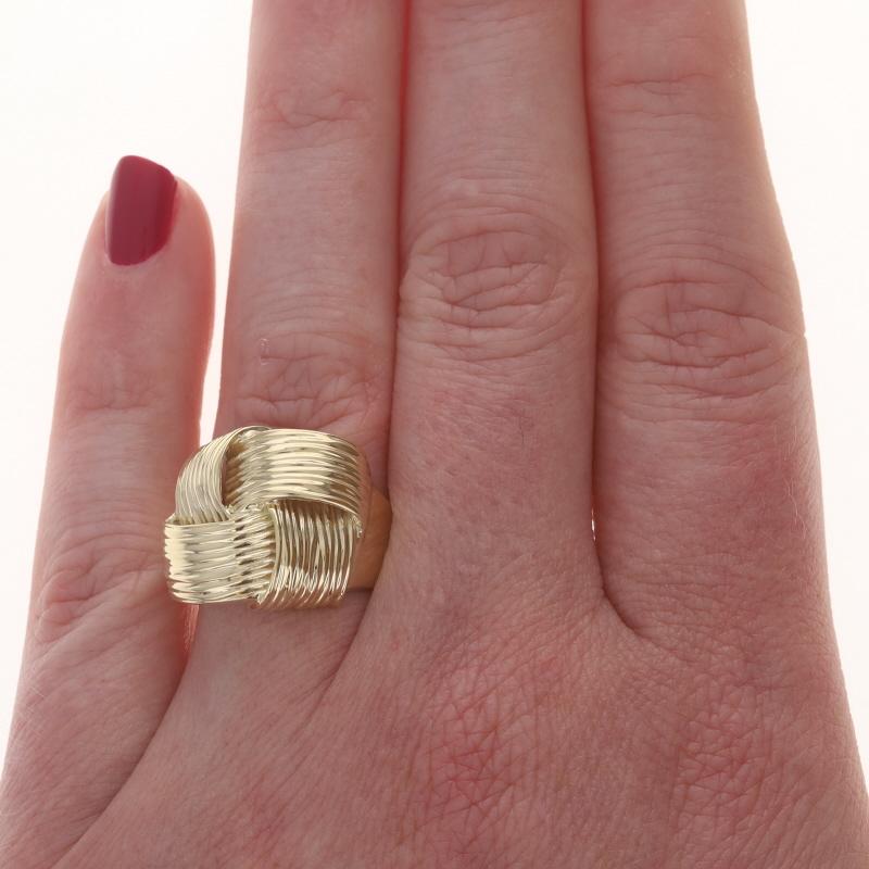 Anneau en or jaune avec nœud en tresse 14k Excellent état - En vente à Greensboro, NC