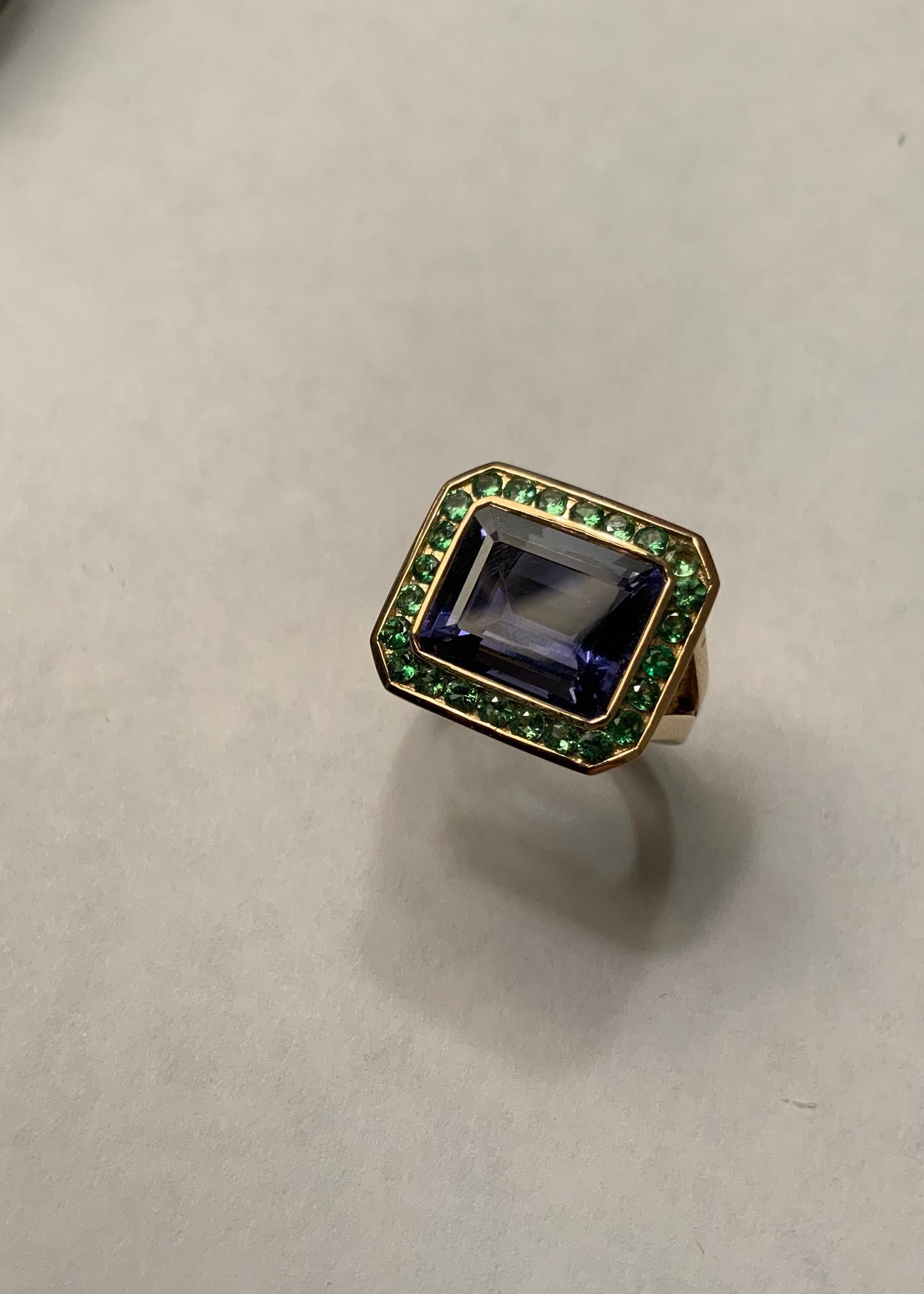 Bague en or jaune sertie d'un chaton en iolite et entourée d'un grenat vert en vente 7