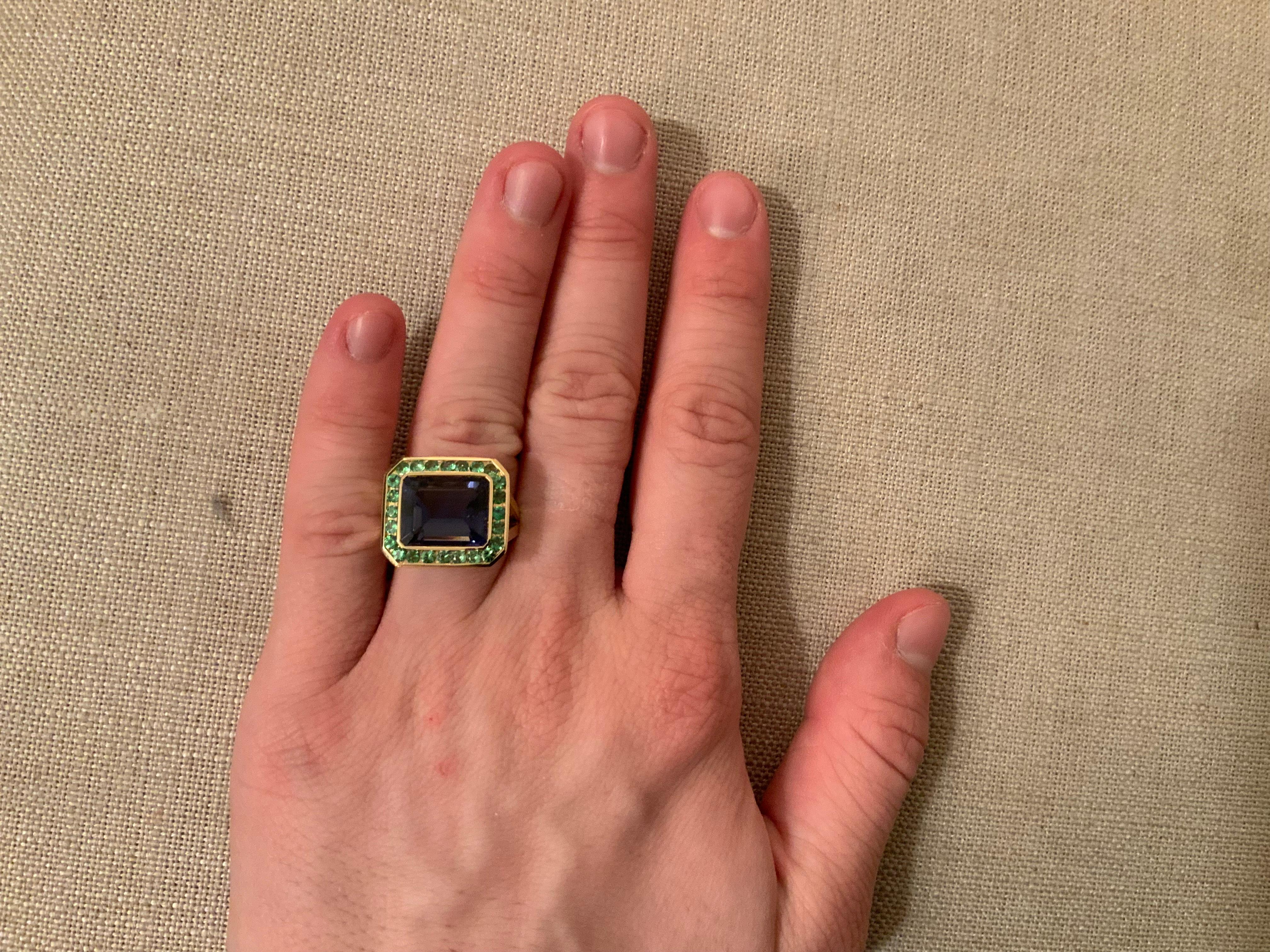 Bague en or jaune sertie d'un chaton en iolite et entourée d'un grenat vert en vente 8