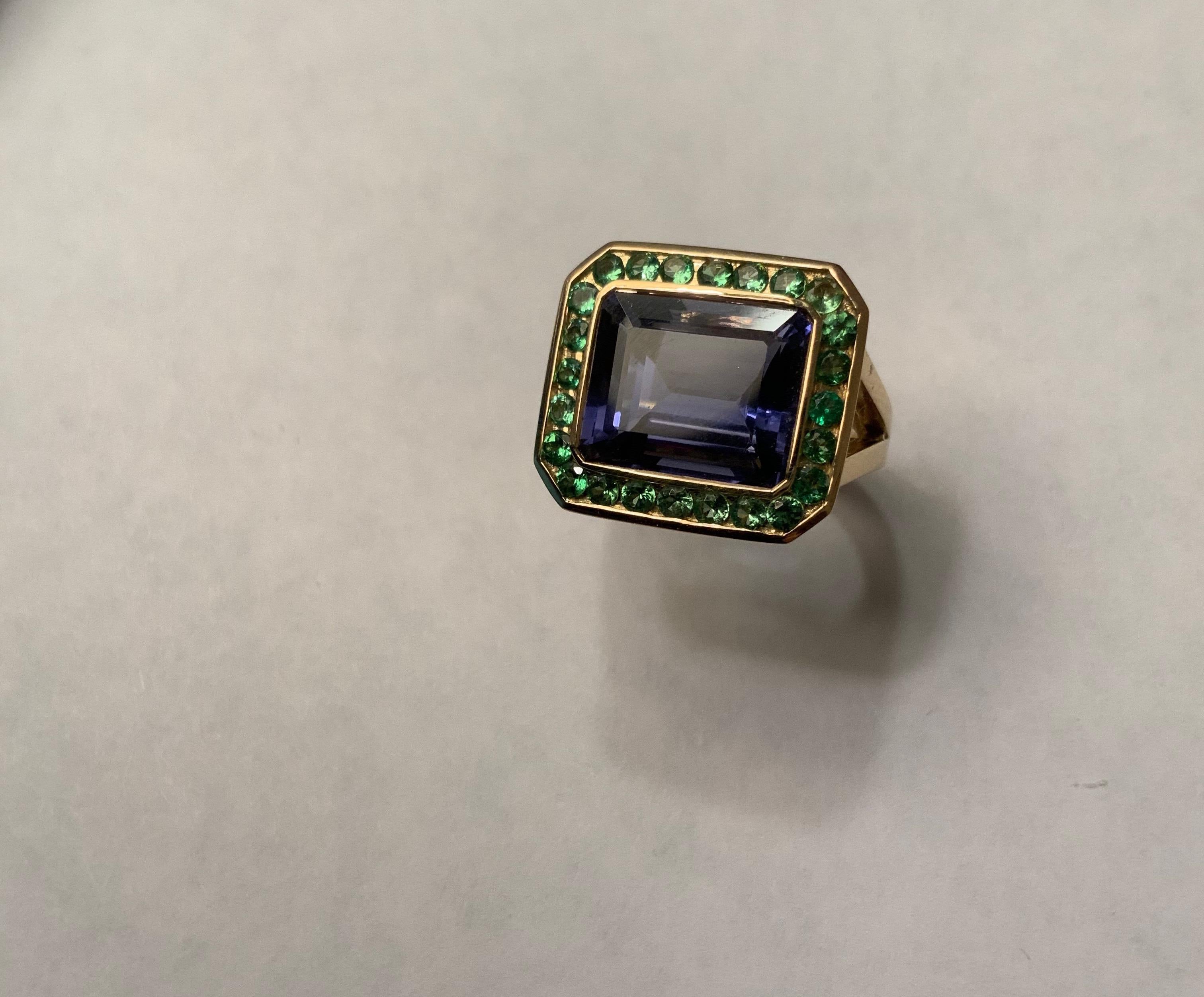 Taille émeraude Bague en or jaune sertie d'un chaton en iolite et entourée d'un grenat vert en vente