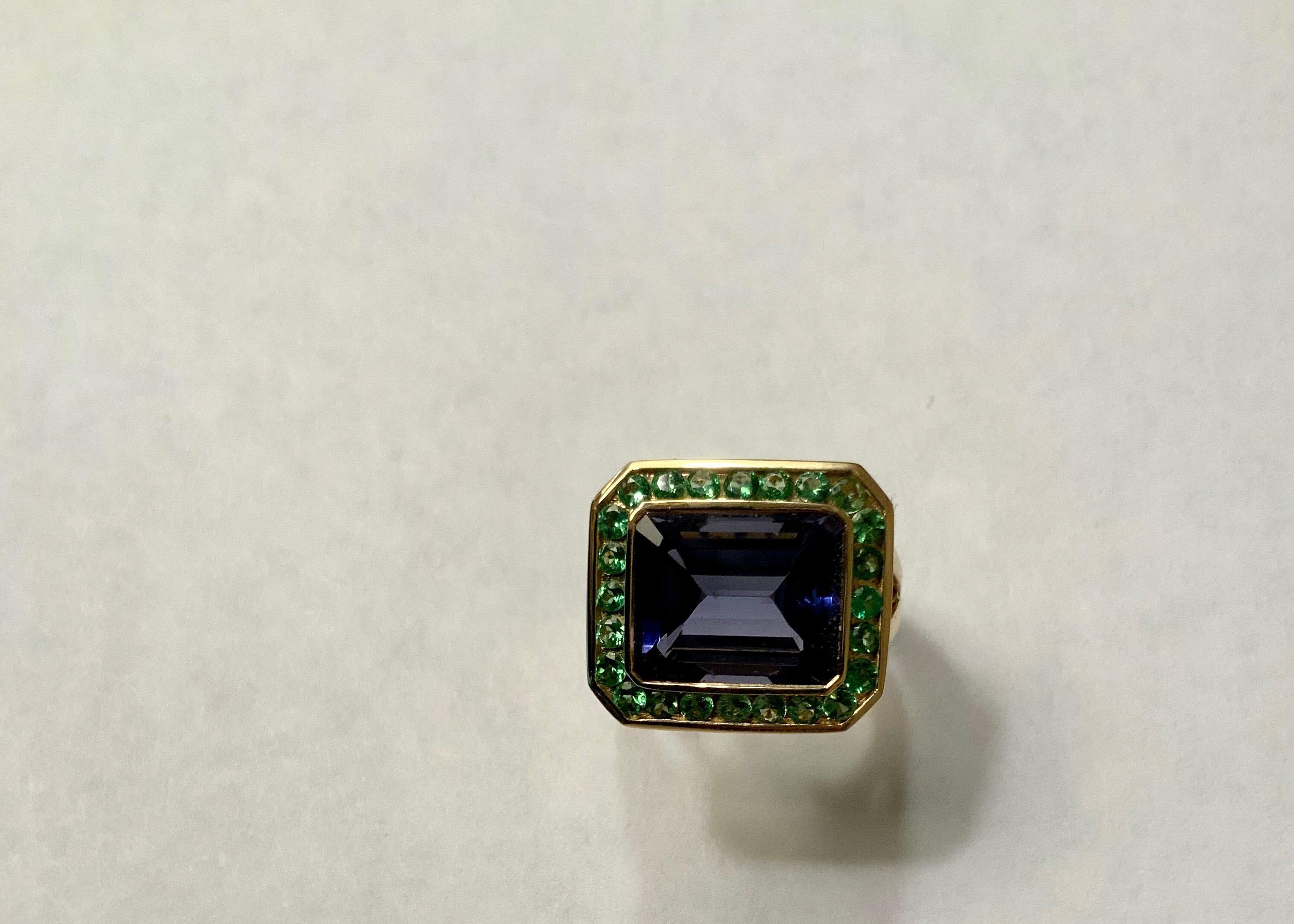 Bague en or jaune sertie d'un chaton en iolite et entourée d'un grenat vert Neuf - En vente à New York, NY