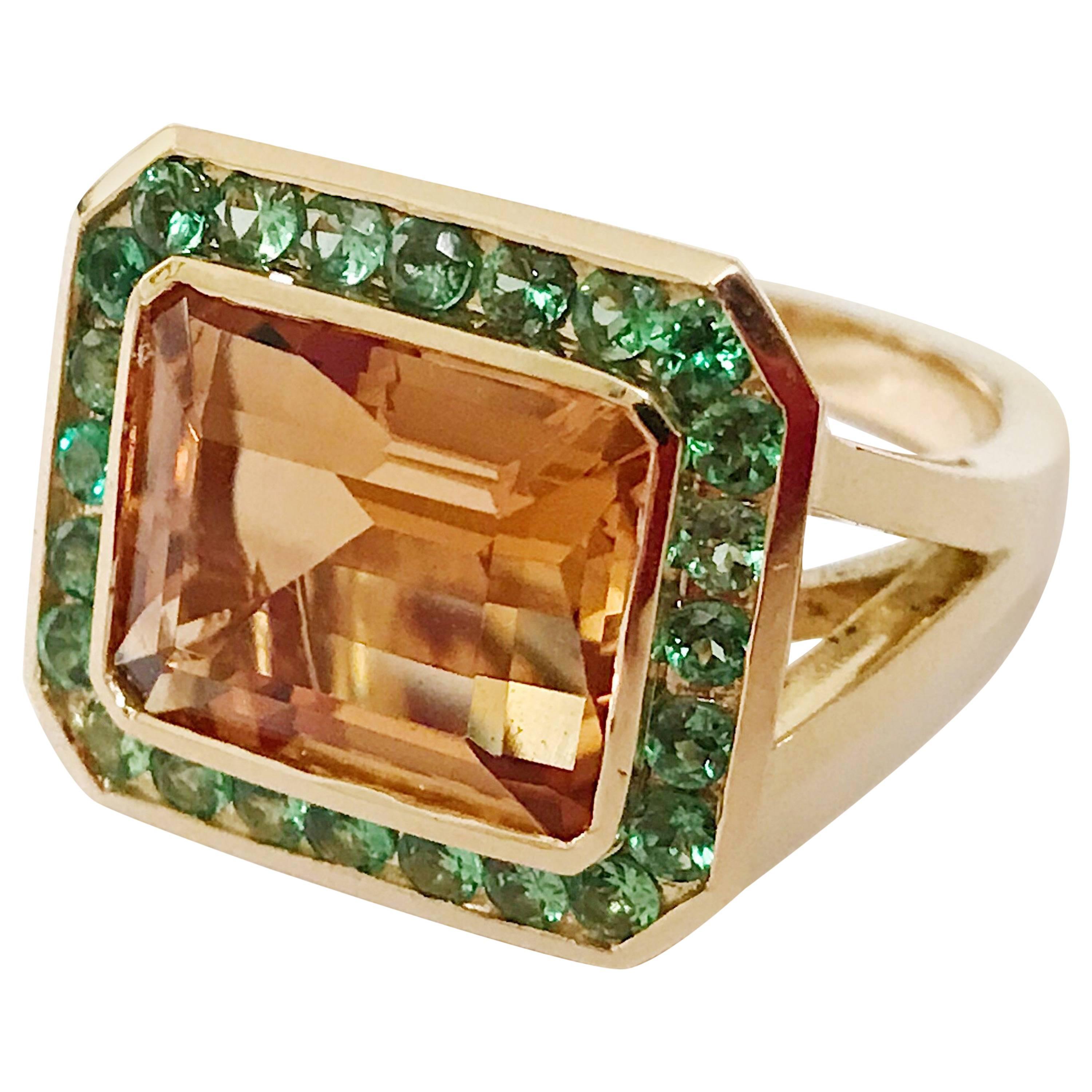 Bague en or jaune sertie d'un chaton en iolite et entourée d'un grenat vert Pour femmes en vente