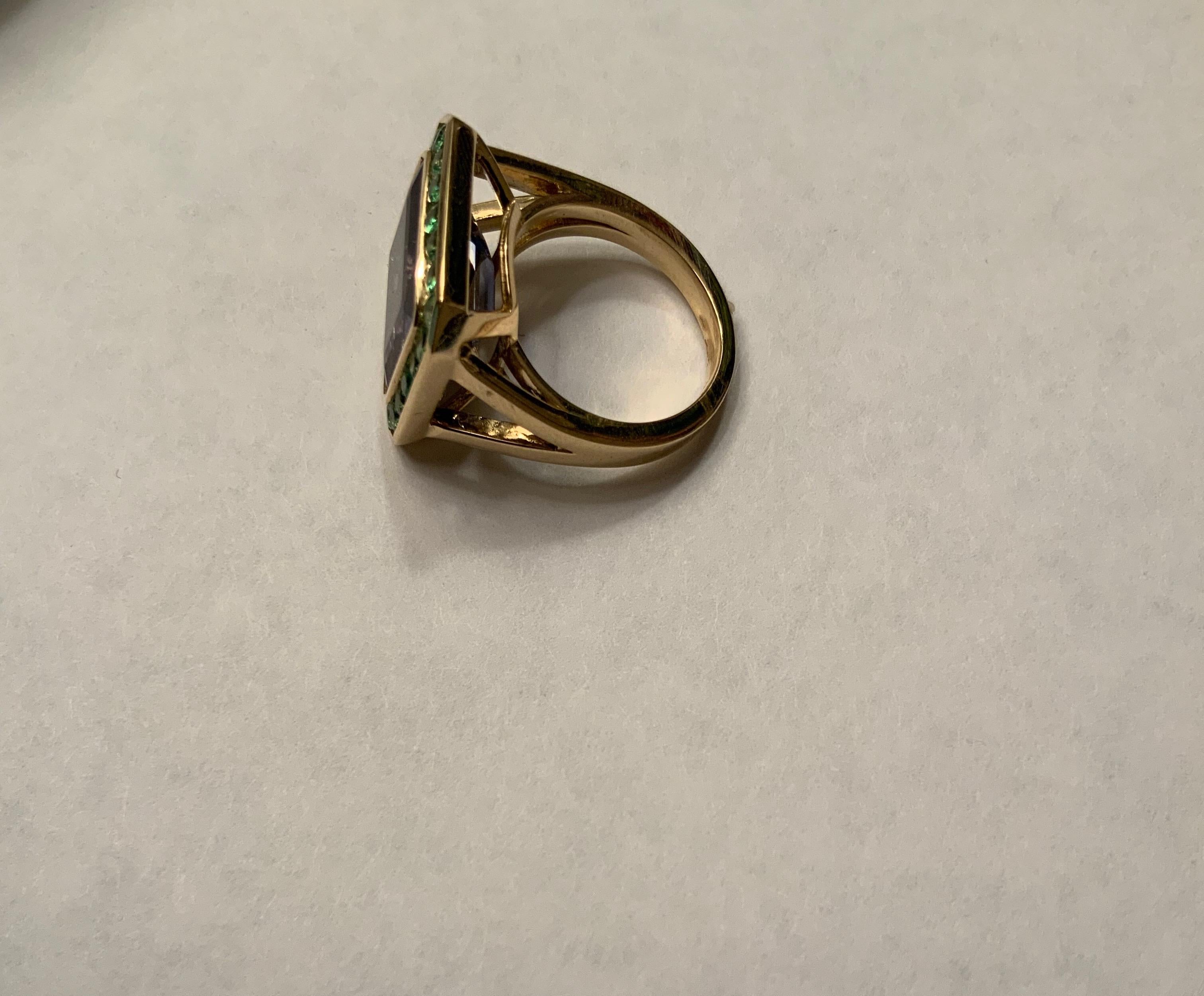 Bague en or jaune sertie d'un chaton en iolite et entourée d'un grenat vert en vente 1