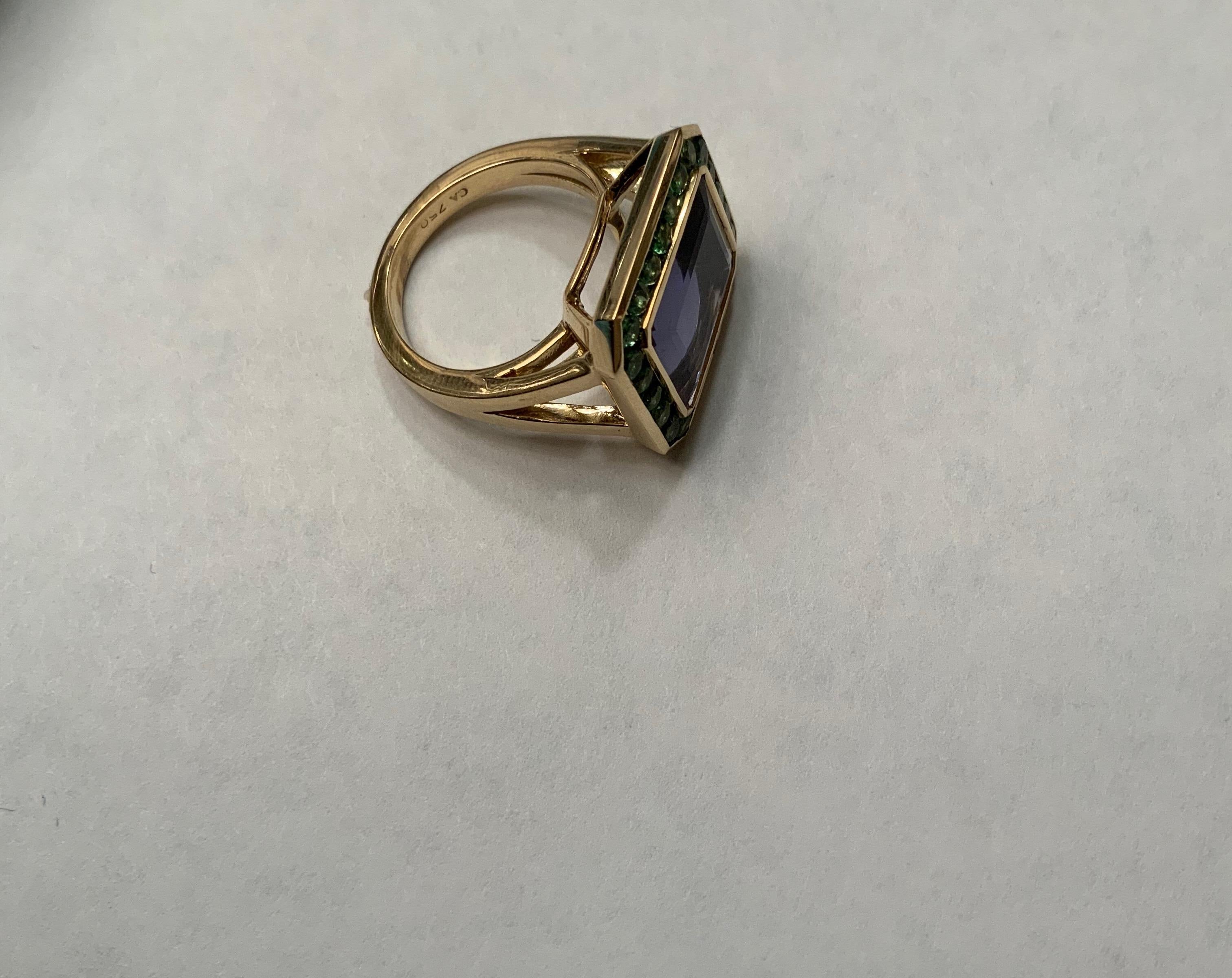 Bague en or jaune sertie d'un chaton en iolite et entourée d'un grenat vert en vente 2