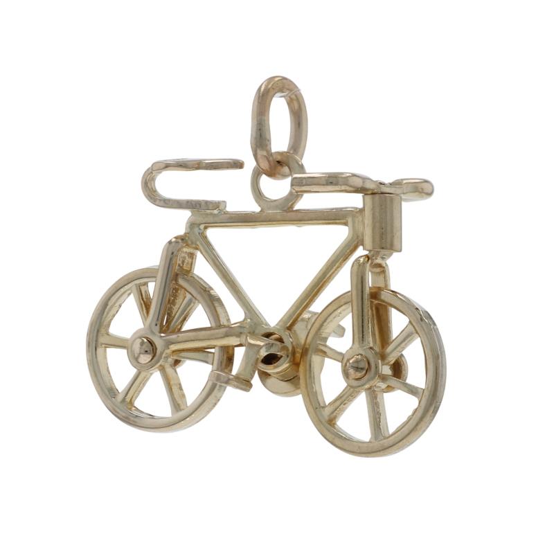 Contenu du métal : Or jaune 14k

Thème : Vélo, loisirs, transport
Caractéristiques : Les roues tournent lorsqu'on les déplace

Mesures

Hauteur (à partir de l'attache fixe) : 17/32