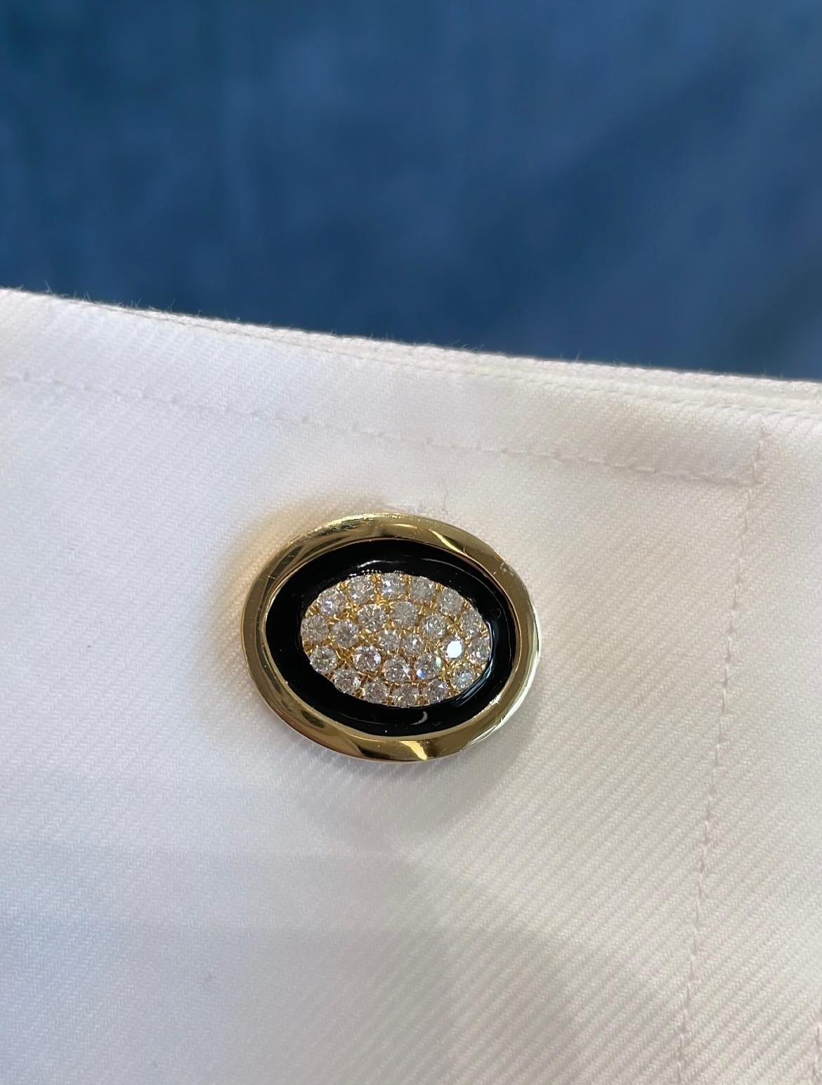 Ces boutons de manchette sont ornés de 48 diamants totalisant 1,18 carat, entourés d'onyx noir et d'or jaune, créant ainsi un équilibre parfait entre couleur et brillance. Ils sont très pointus et parfaits pour toutes les occasions. C'est un bouton